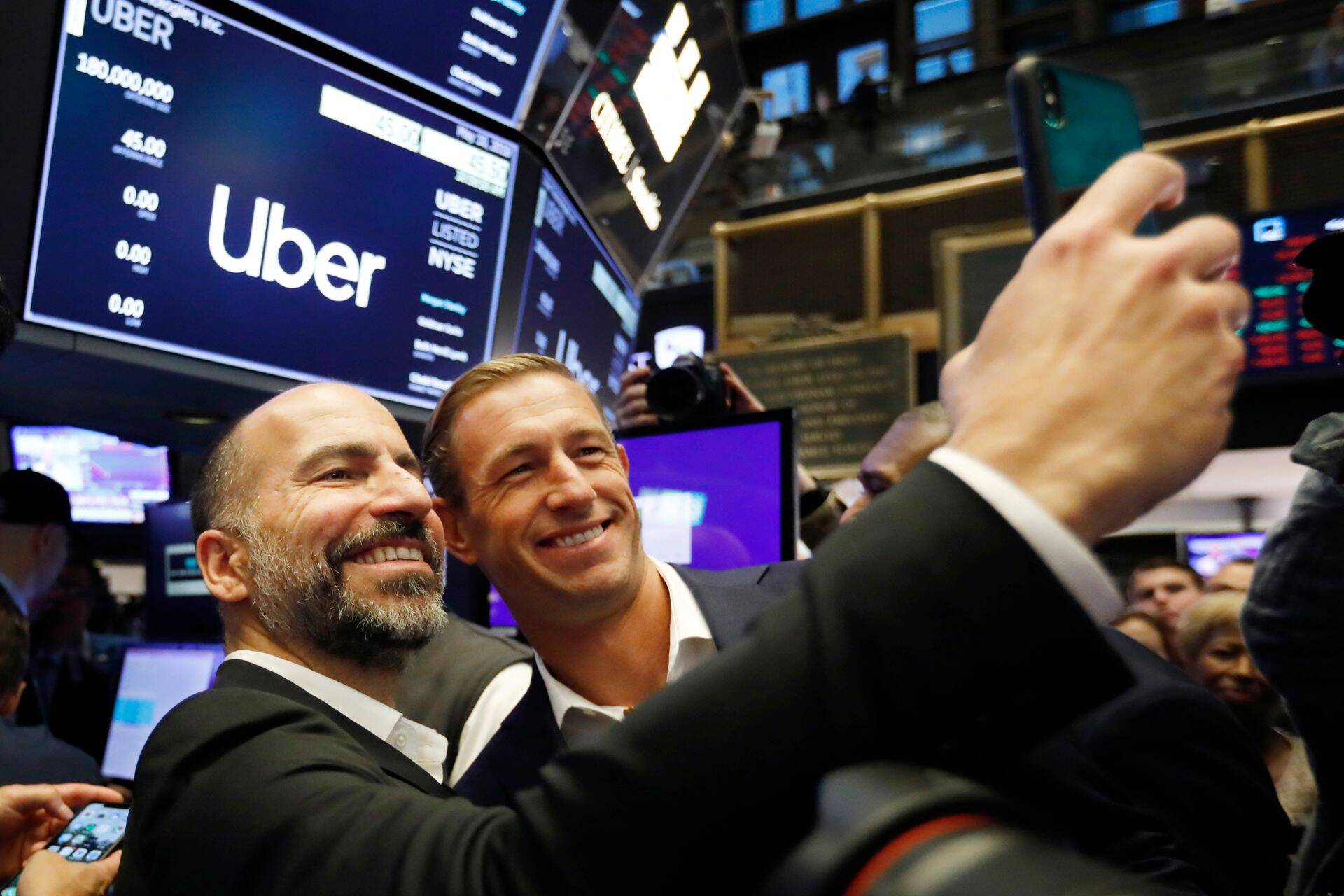 Rõõmus Uberi tegevjuht Dara Khosrowshahi (vasakul) eelmisel reedel New Yorgi börsil enne Uberi aktsiatega kauplemise algust.