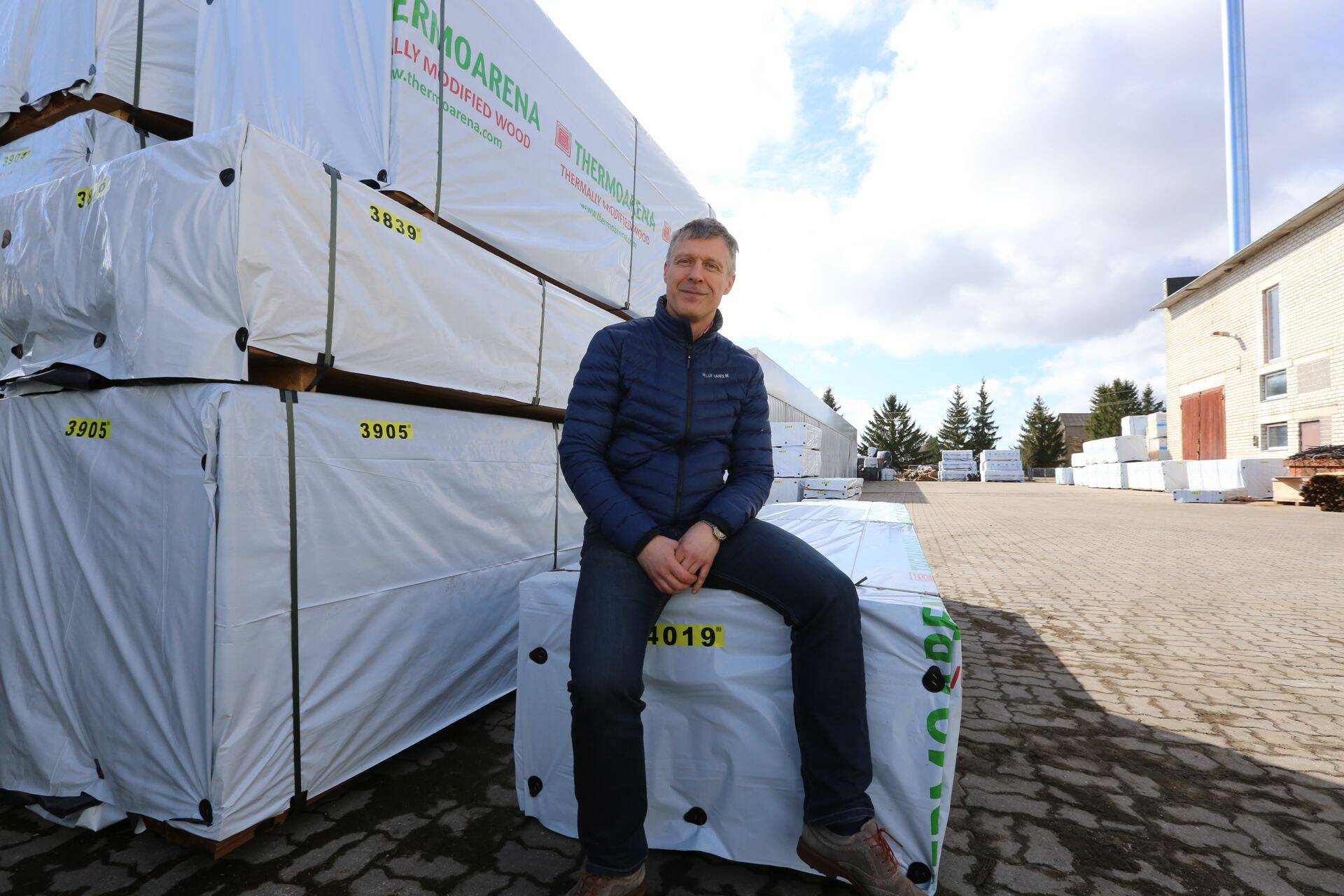 Järvamaal Koigi külas puitmaterjali termotöötlemisega tegeleva OÜ Thermoarena juht ja omanik Vahur Pindma.