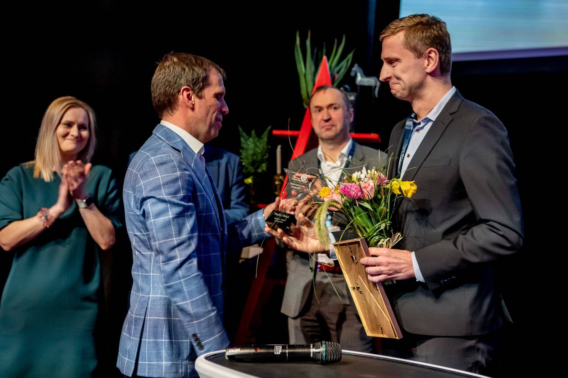 Veiko HIntsov annab Marko Raidile üle parima finantsjuhi tiitli