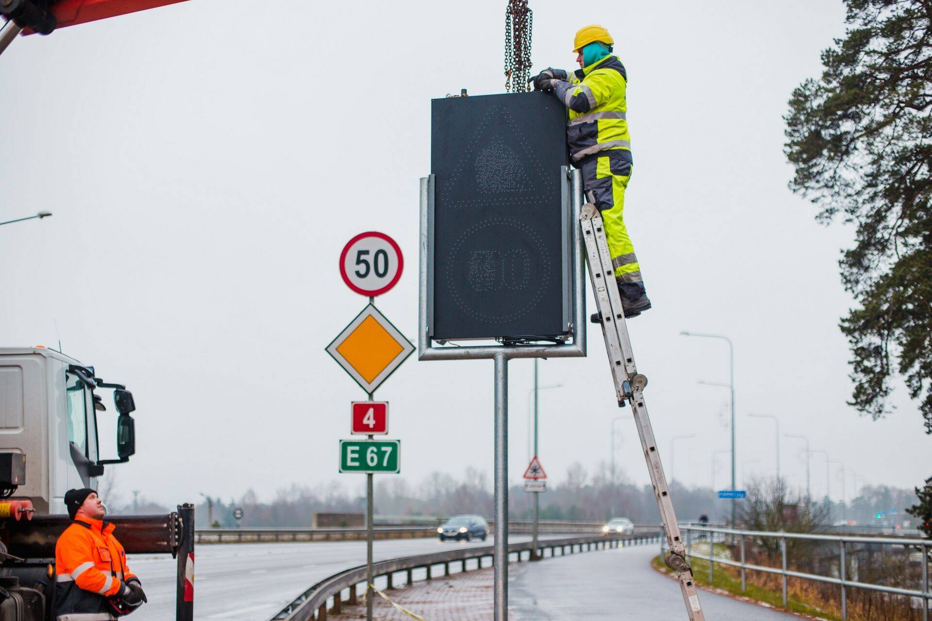 Elektrooniline liiklusmärk.