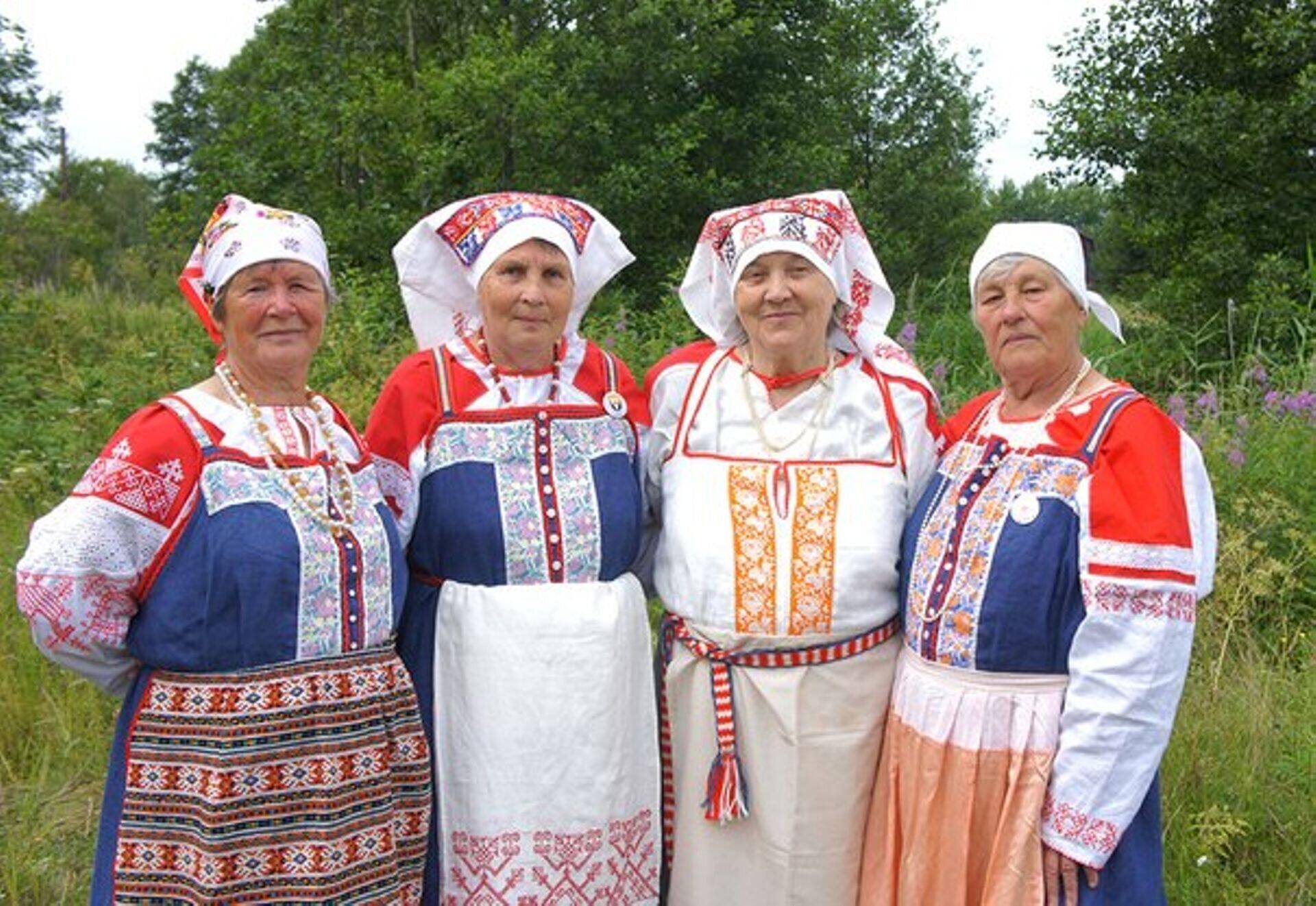 Vadja naised rahvariietes