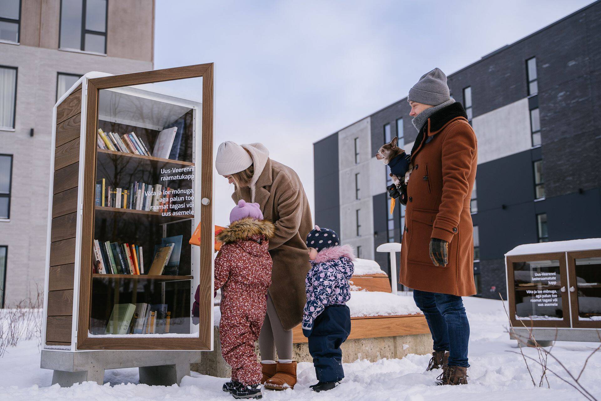 В новом парке есть буккроссинг - если холодно читать на улице, можно взять книгу домой