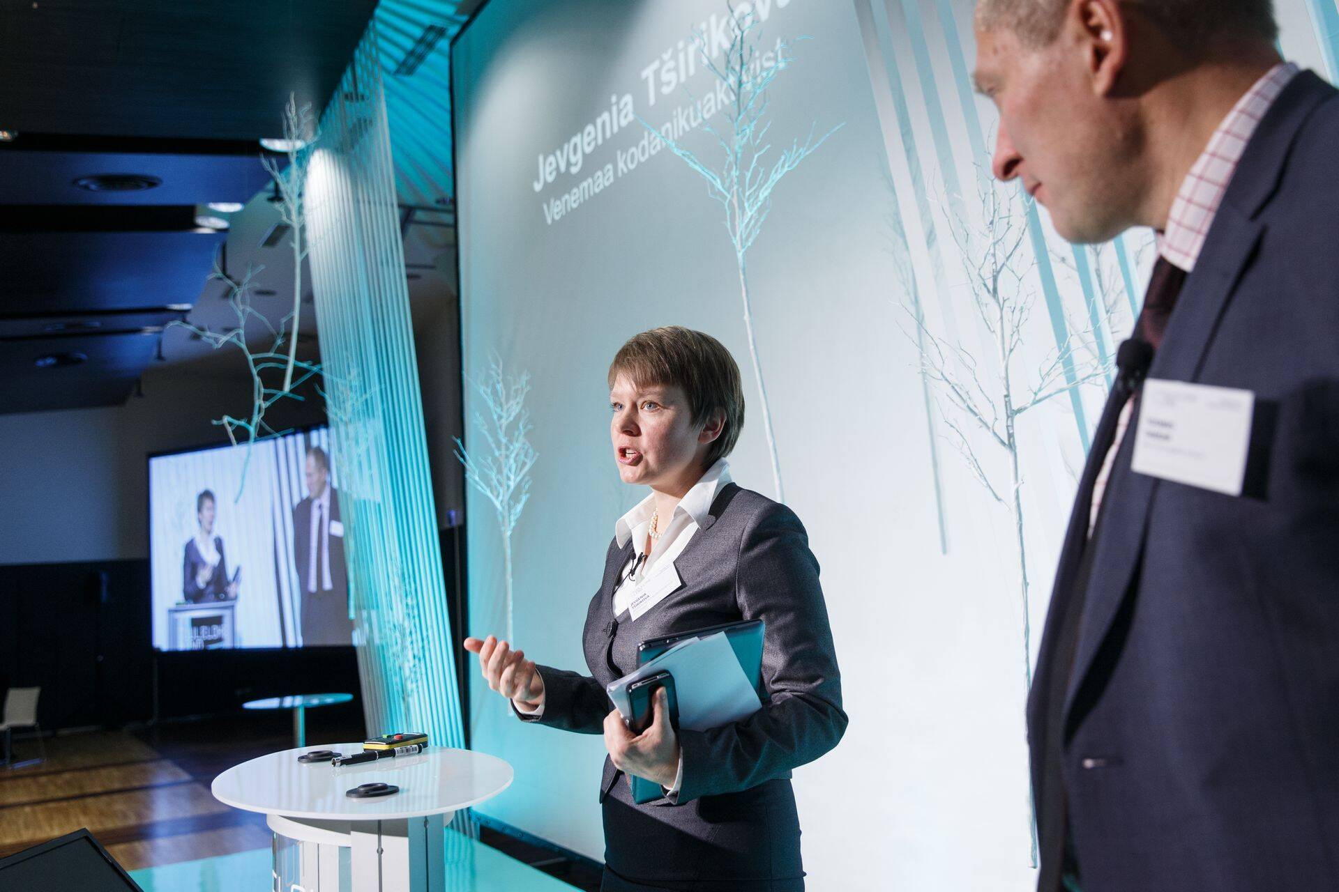 Eestisse poliitilise pagulasena tulnud Venemaa kodanikuaktivist Jevgenia Tširikova on üksnes aasta Eestis elanud, kuid pidas ettekande eesti keeles.