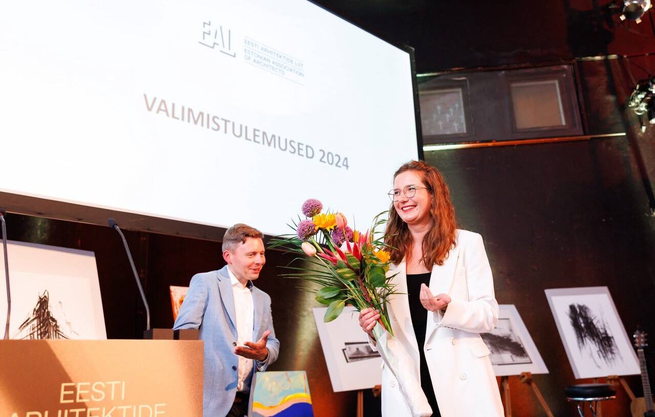 Arhitektide liidu senine president Andro Mänd ja paremal uus president Aet Ader.