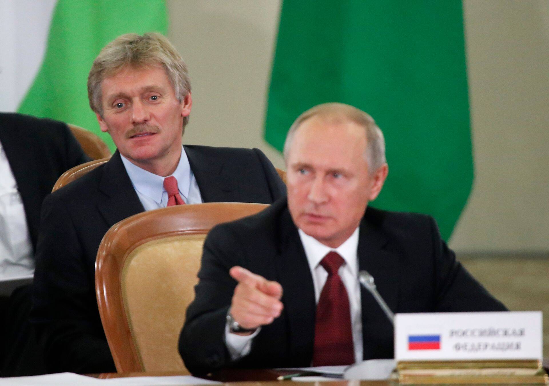 Dmitri Peskov president Putini selja taga.