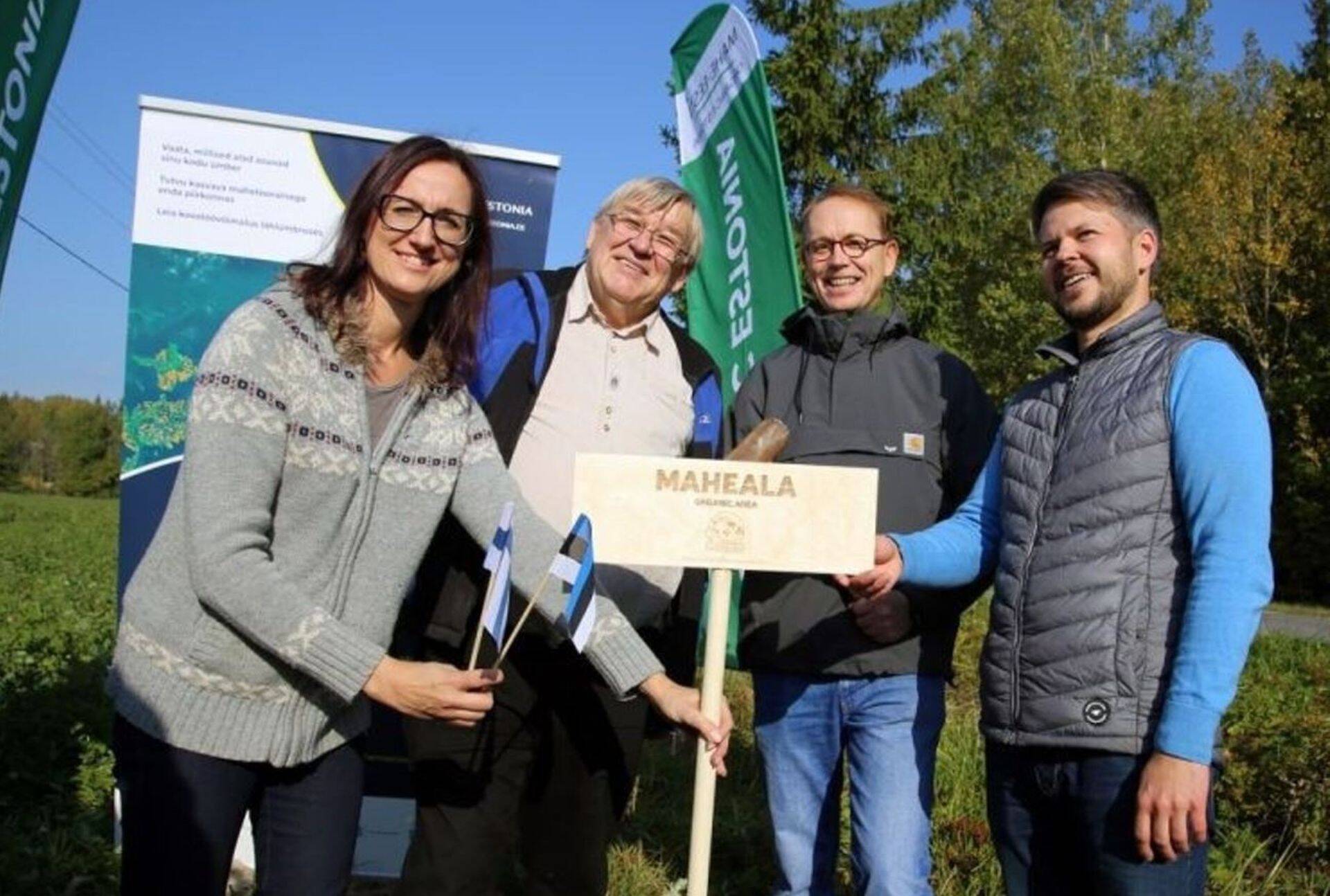 Maheala sildi panek Saidafarmis. Vasakul Organic Estonia tegevjuht Krista Kulderknup.