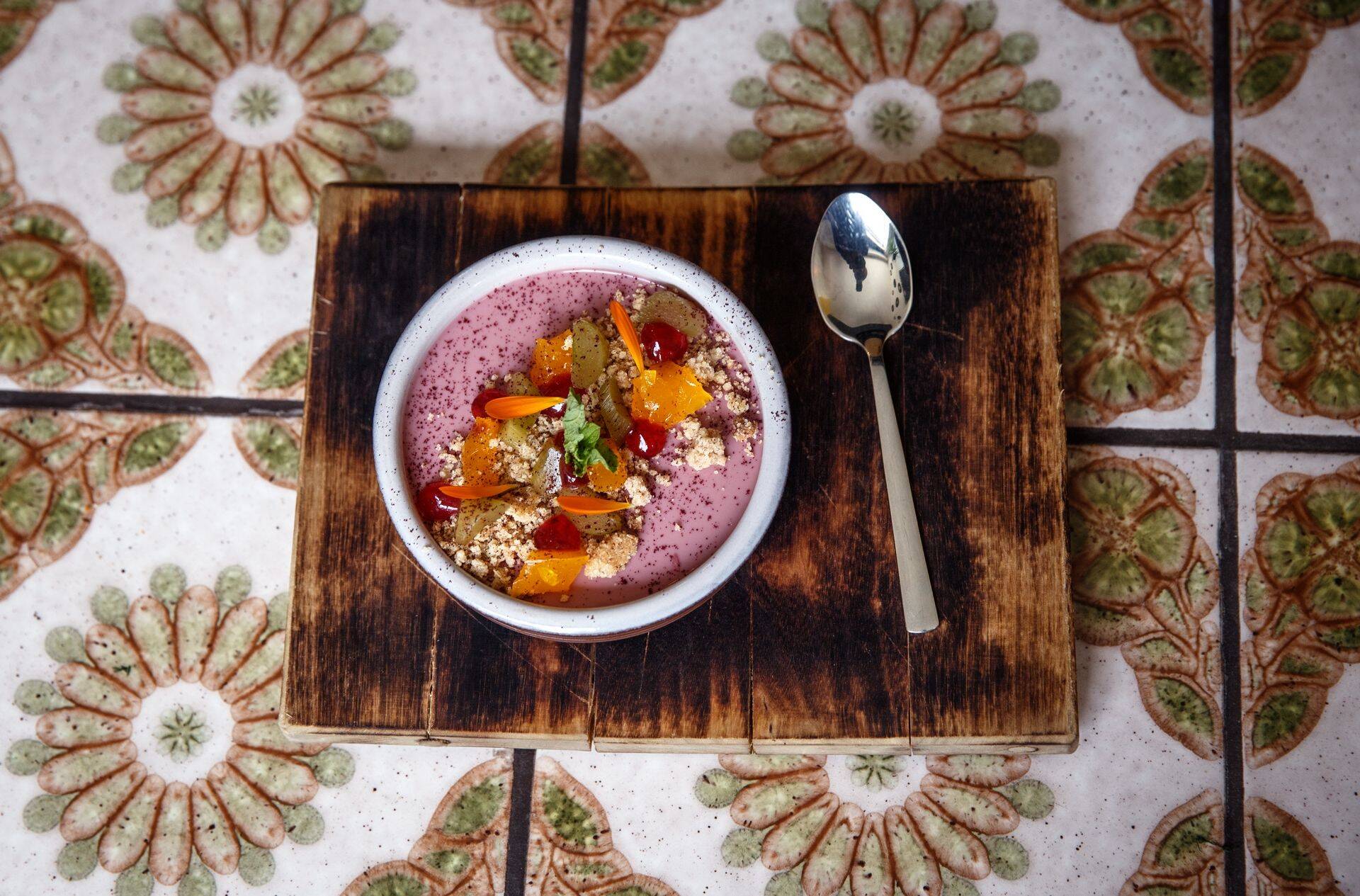 Menüüs läheb retromänguga kaasa vaid sabaots ehk magustoitude osa: Kirju koer ja kompott vahukoorega.