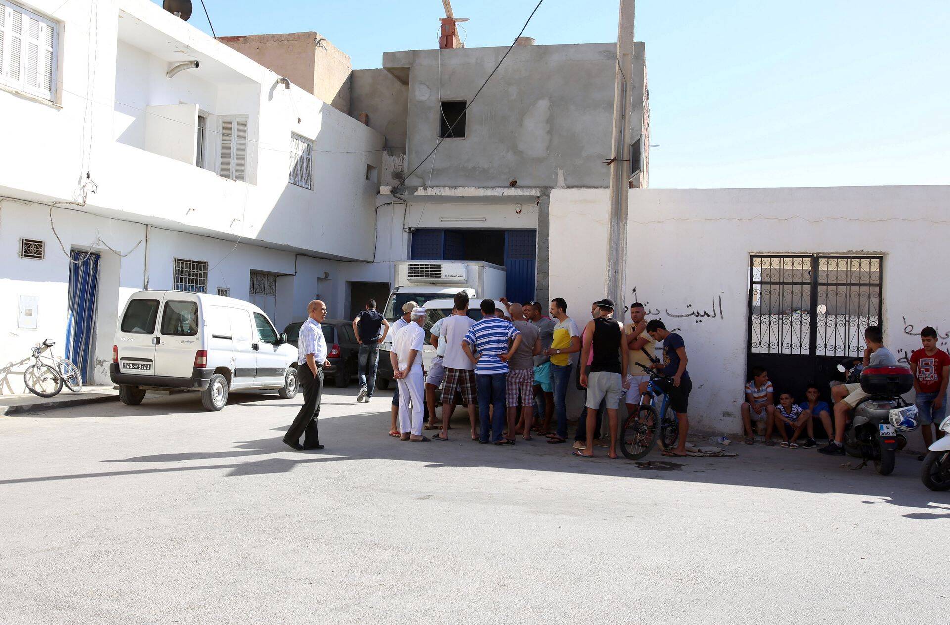 Tuneesias Msakeni linnas kogunes rahvas uudisest kuuldes Nice’i terroristi pere kodu juurde. Tuneesia võimudel ei ole andmeid, et Mohamed Lahouaiej Bouhlelil oleksid olnud radikaalsed vaated.