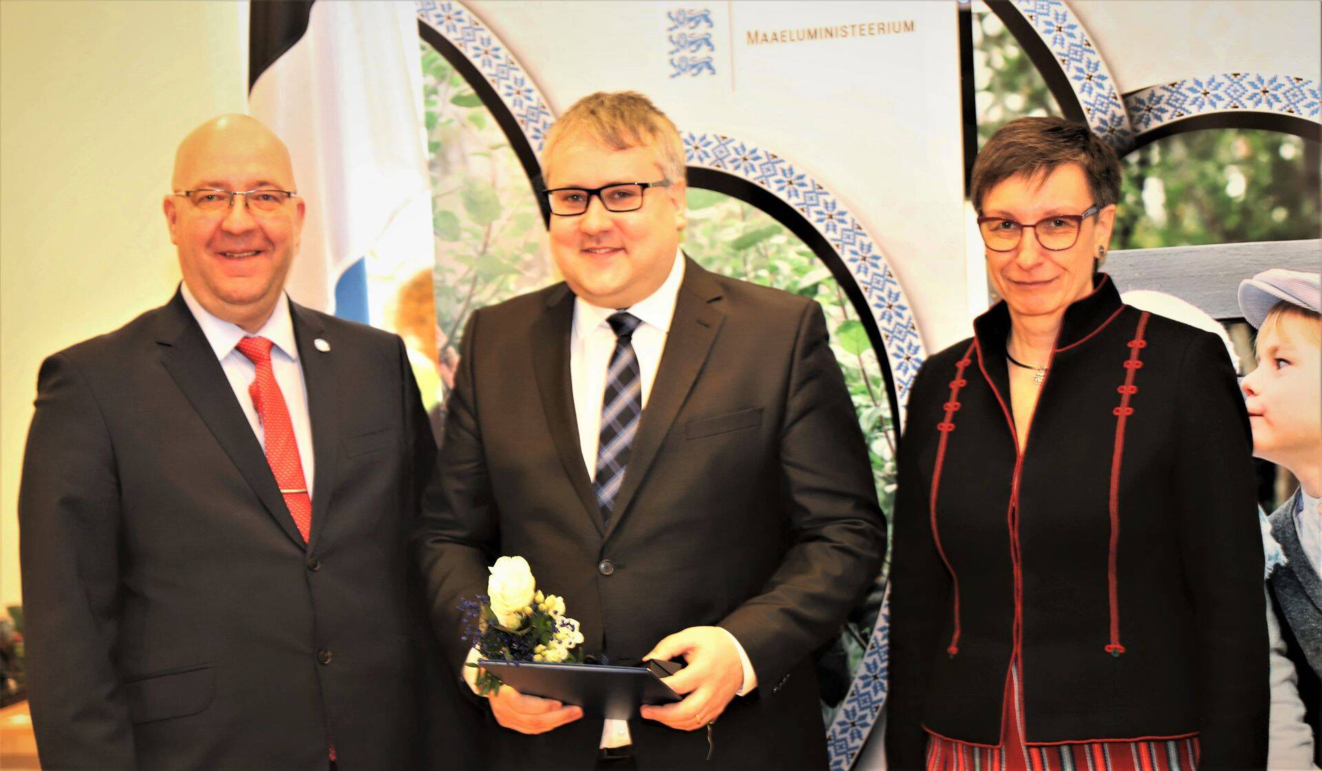 Roomet Sõrmus koos minister Arvo Alleri ja kantsler Tiina Saroniga.