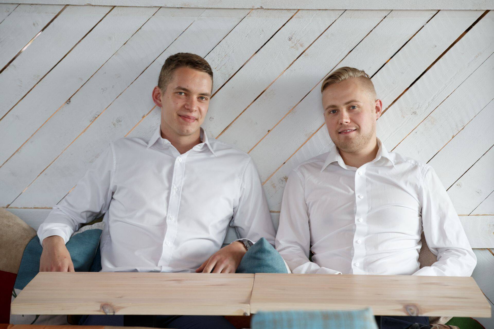 2014. aastal tõmbasid kaks noormeest, vasakul Marko Oolo ja tema kõrval Tõnis-Denis Merkuljev, käima Investeerimisklubi, mis on Eesti investorkonda fenomenaalselt kasvatanud. Mõlemad on nüüdseks finantsvabad.