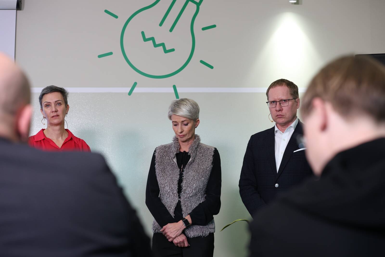 Rahandusministeerium kantsler Merike Saks (vasakul), Eesti Energia nõukogu esimees Anne Mere ja Eesti Energia juht Andrus Durejko avasid neljapäeval erikontrolli raportit, mis tuvastas puudusi riigifirma varasemas juhtimises.