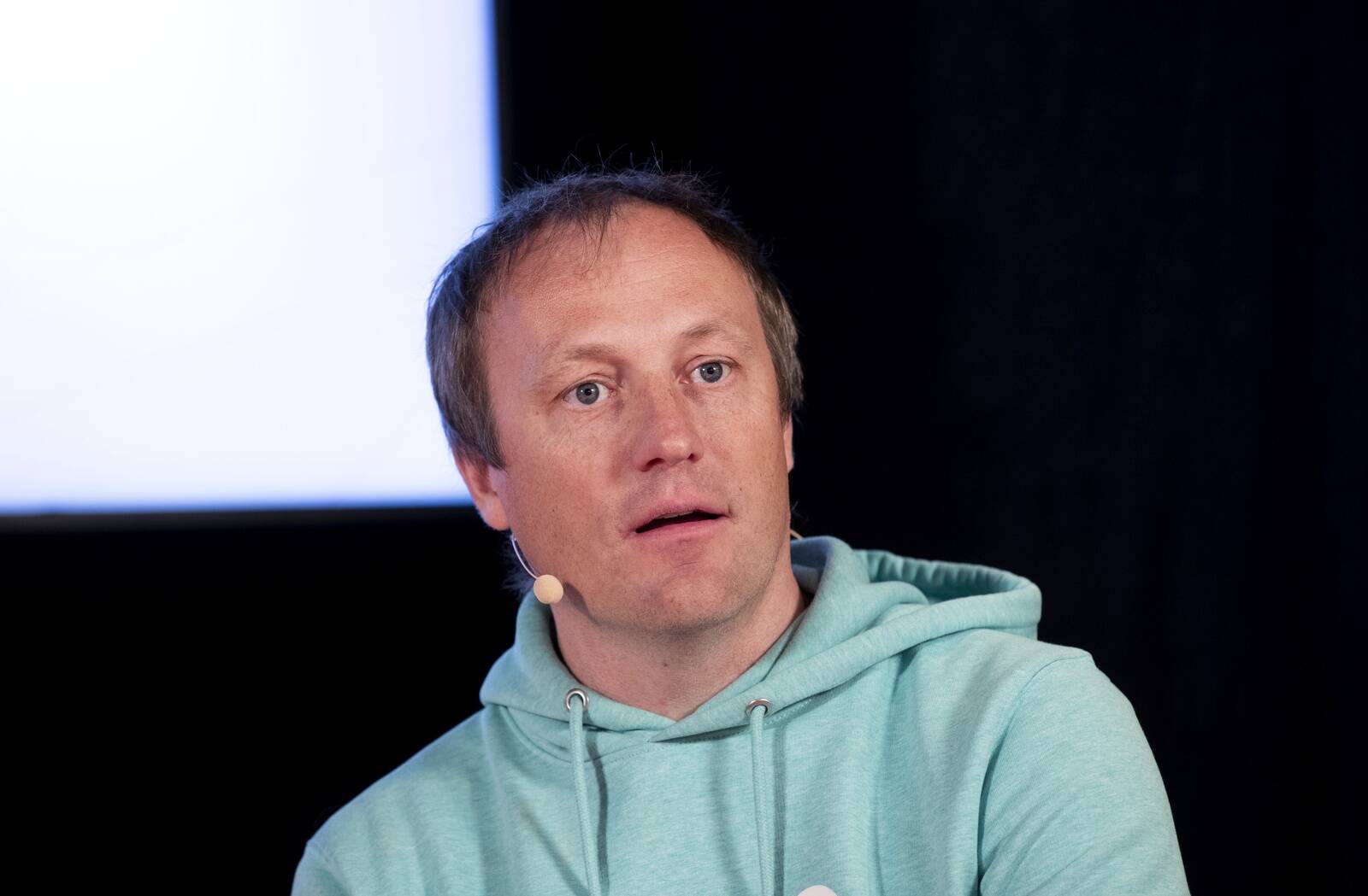 “Sugugi mitte kõik ametnikud pole lorud, kuid täna puudub neil motivatsioon oma valdkonnas innovatsiooni või bürokraatia vähendamisega tegeleda,” kirjutab ettevõtja ning endine majandus- ja kommunikatsiooniministeeriumi asekantsler Taavi Kotka.