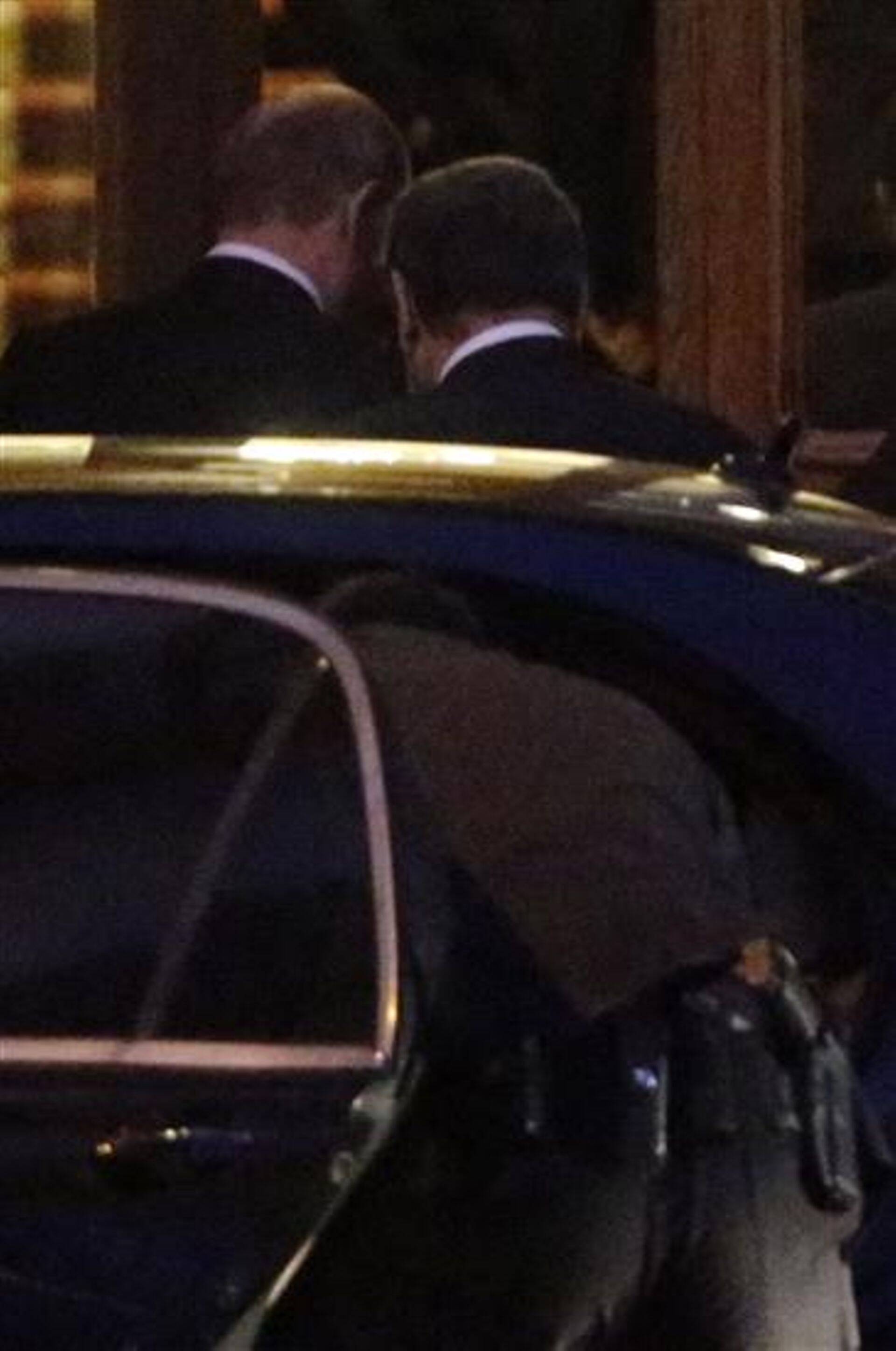 Schröder ja Putin sisenevad sünnipäevaruumi, turvamehel on püstol vööl.