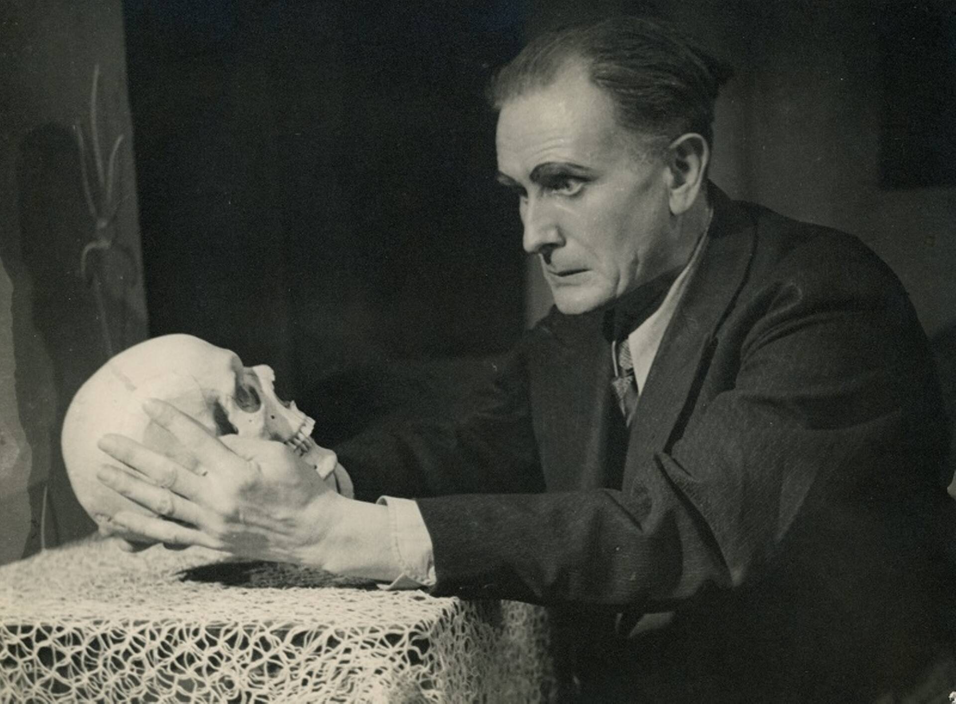 August Lääne nimiosas Andrei Korneitšuki näidendis "Platon Kretšet" Rakvere teatris 1945. aastal.