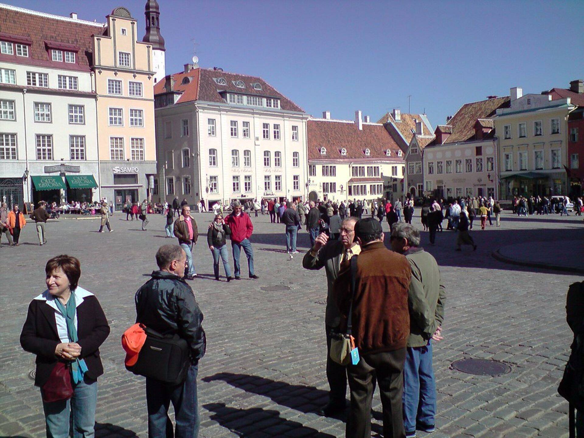 Inimesed Raekoja platsil. Pilt on varasemast.