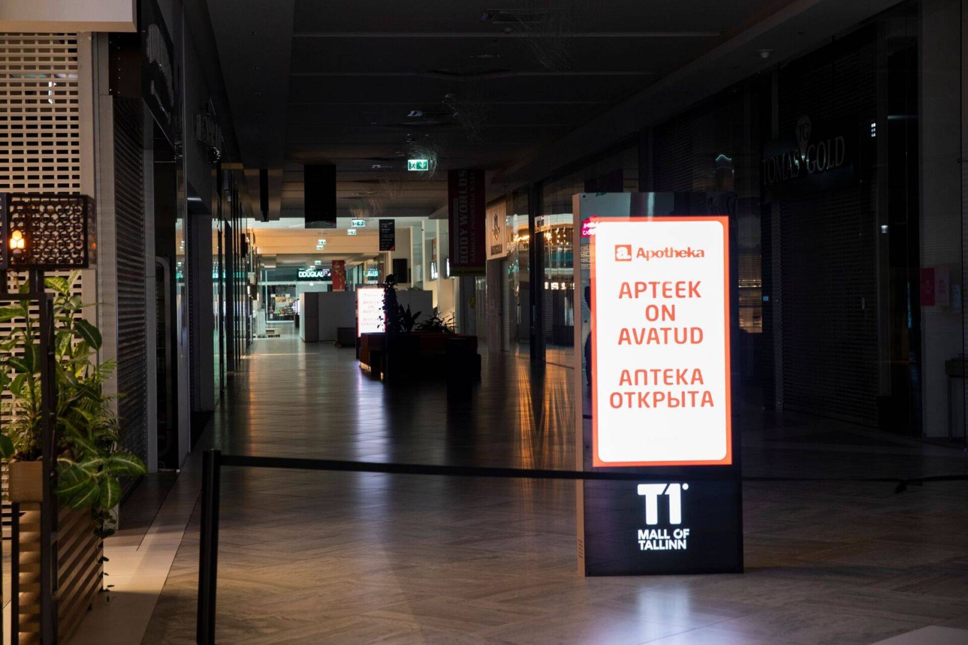 Kaubanduskeskustes on avatud toidupoed ja apteegid. Seetõttu võib kriis mööduda kergemalt väikeste keskuste jaoks, kus palju muid poode polegi.