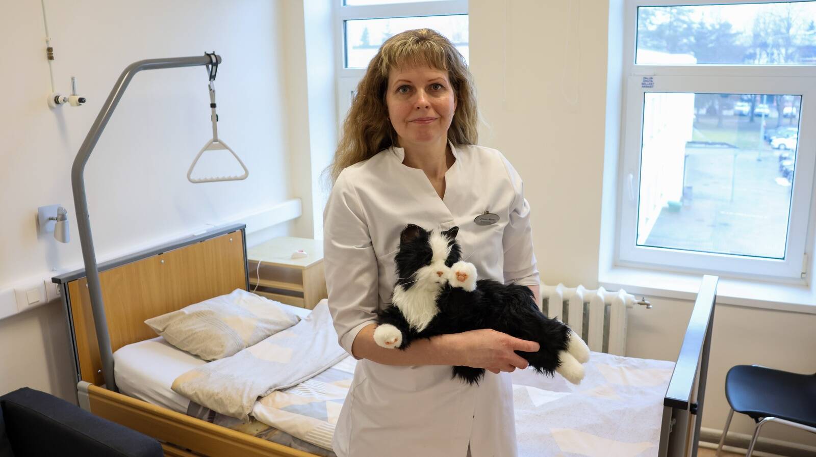 Õendusabi osakonna juhataja Krister Matto näitamas teraapilist robotkassi, kes on mõeldud hospiitsravi patsiendi kaaslaseks.