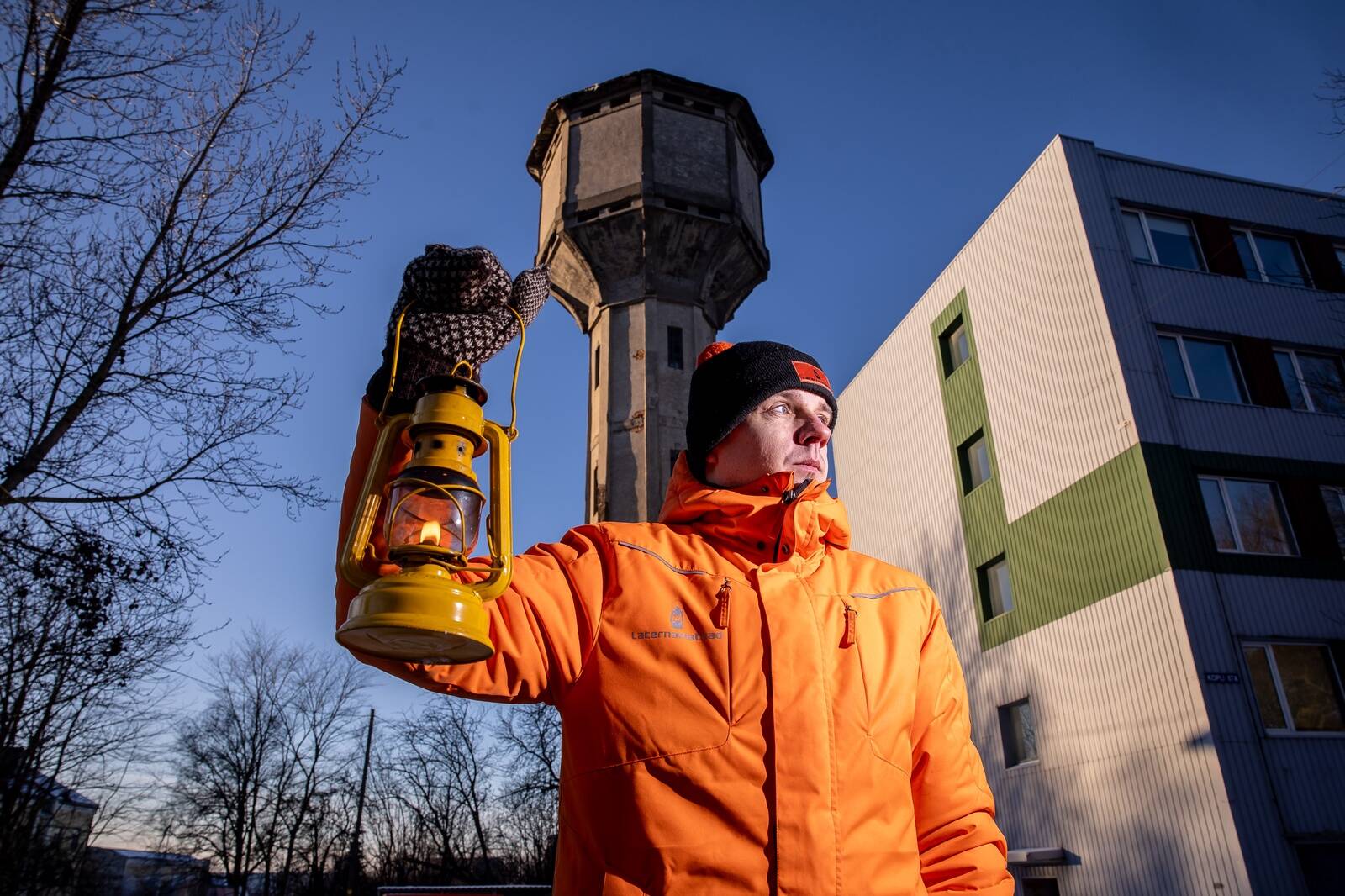Matkafy asutaja ja matkajuht Mihkel Reile, taustaks Põhja-Tallinnas asuv Bekkeri veetorn.
