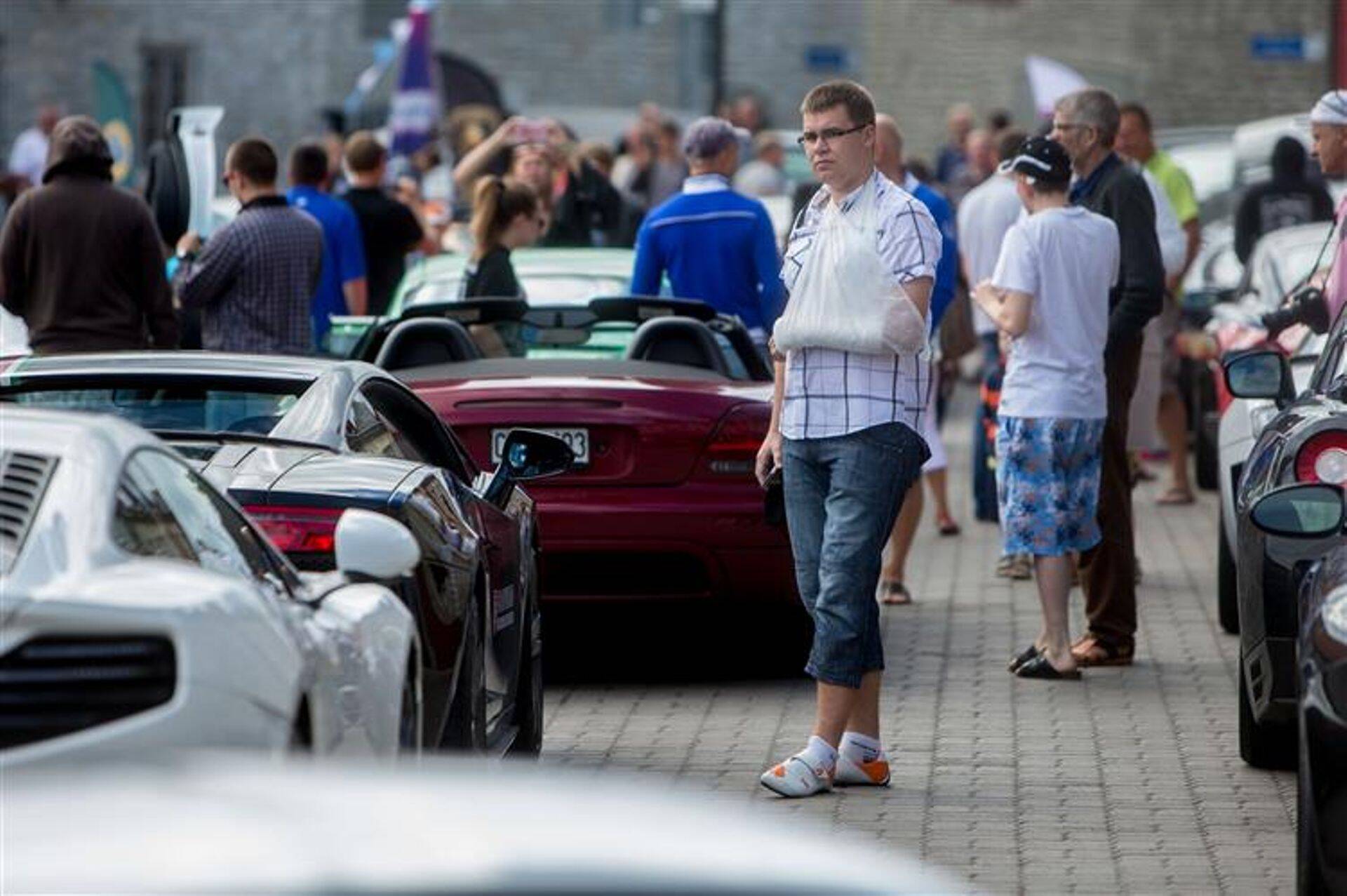 Gran Turismo Baltica 2013-l osalevate autode väljapanek Tallinnas reisisadama naabruses.