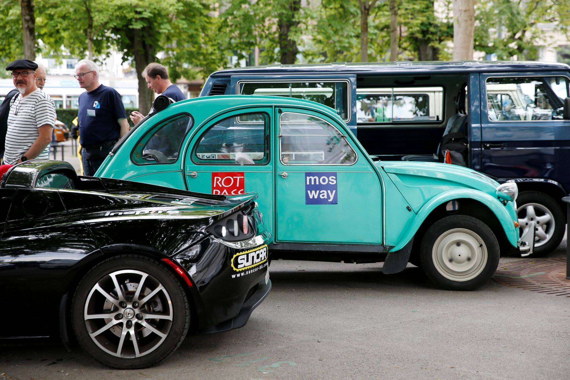 Tesla Roadster (esiplaanil) maailma suurimal elektriautode võidusõidul (WAVE frofee) Zürichis, Šveitsis.