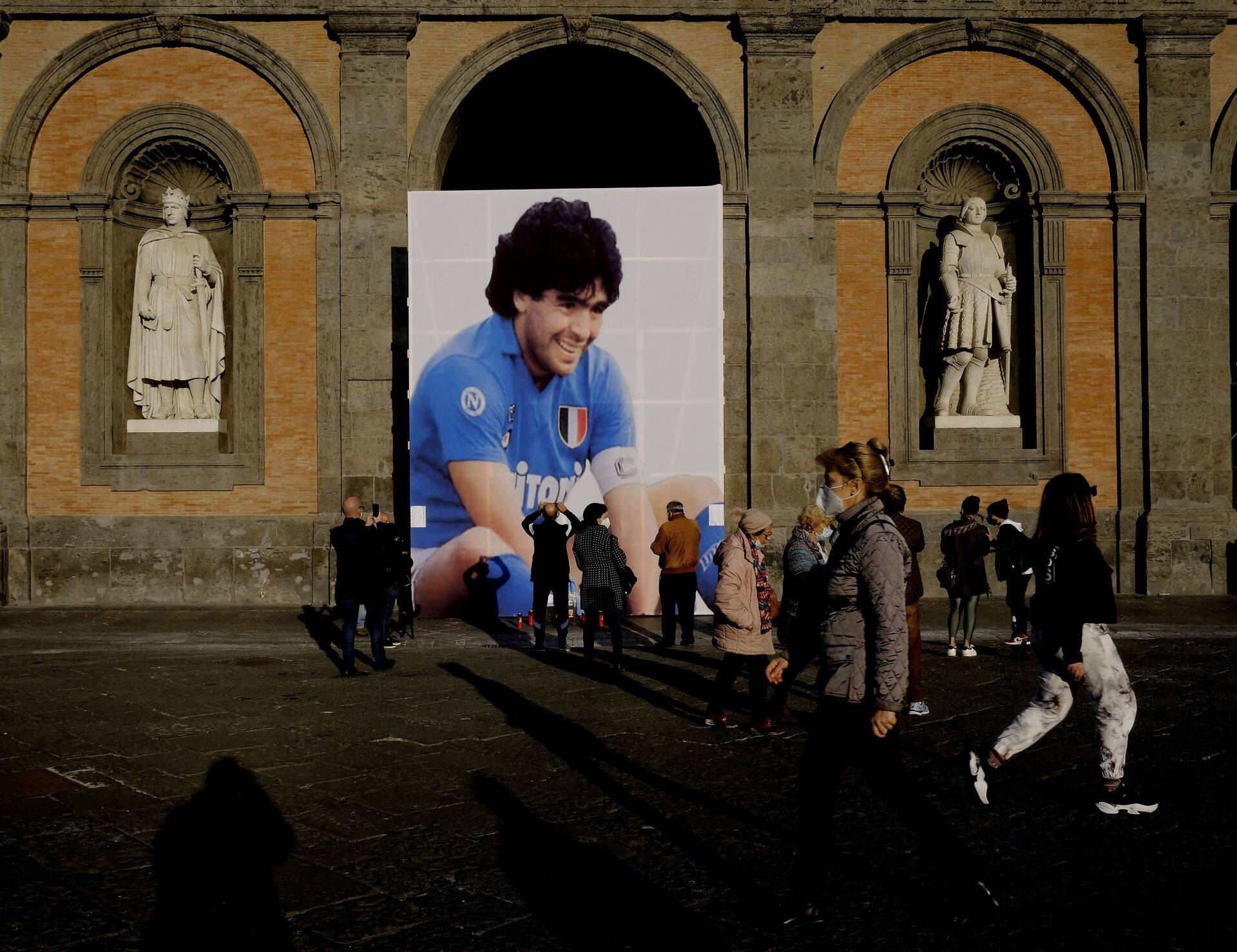 Itaallased mälestamas jalgpallilegendi Diego Maradonat.