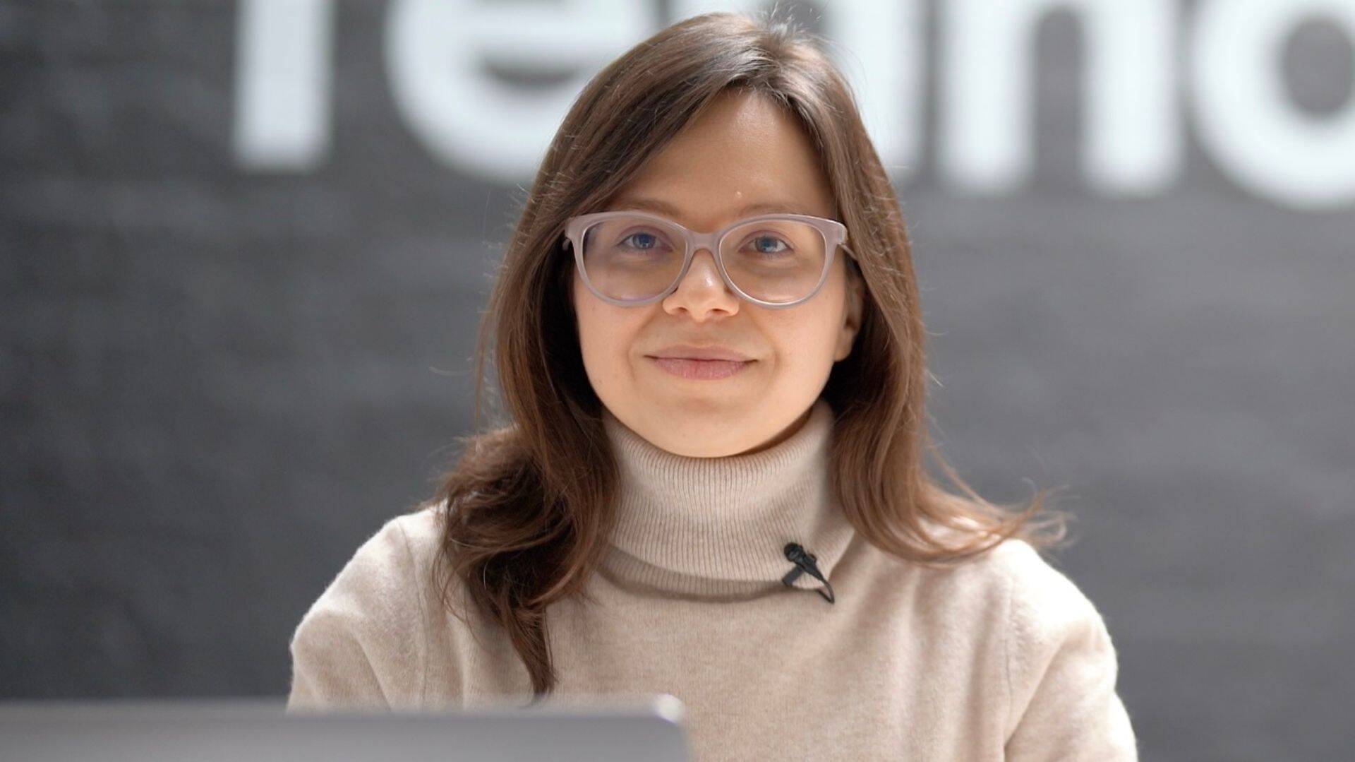 Idufirma Voxmate'i teekonnal on kaasasutaja Katerina Danilova sõnul tulnud maadelda põnevate iseärasustega. Näiteks, kuidas saada telefonirakendust kasutama tehnoloogiavõõrast ja nägemisvaegusega 60+ vanuses inimest, kes võiks justkui olla sihtgrupp, ent kelle usaldust on raske võita. Samas on kogukond haruldaselt toetav, nentis ta.