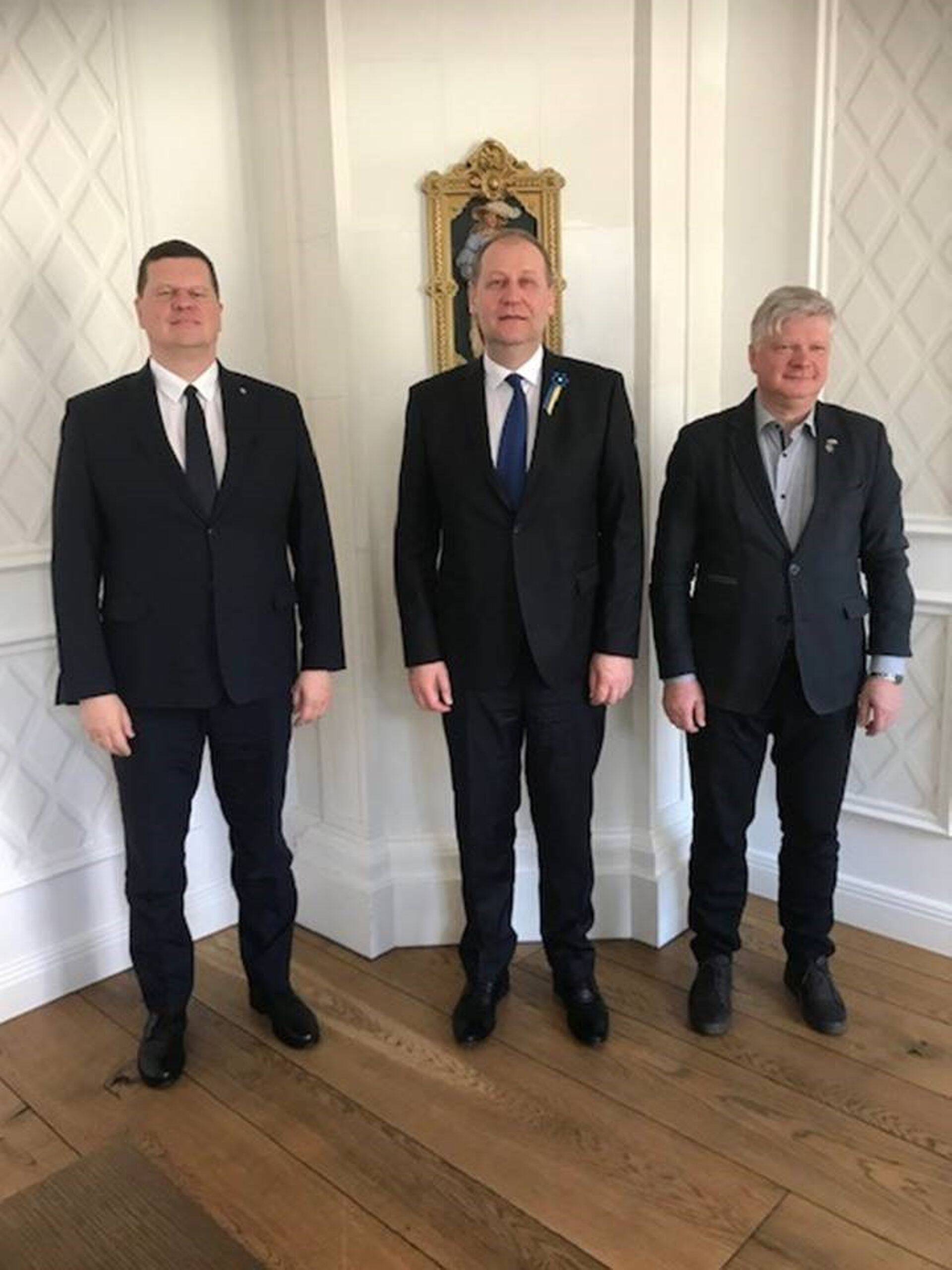 Pildil vasakul Läti põllumajandusminister Kaspars Gerhardsi, keskel maaeluminister Urmas Kruuse, paremal Leedu minister Kęstutis Navickas.