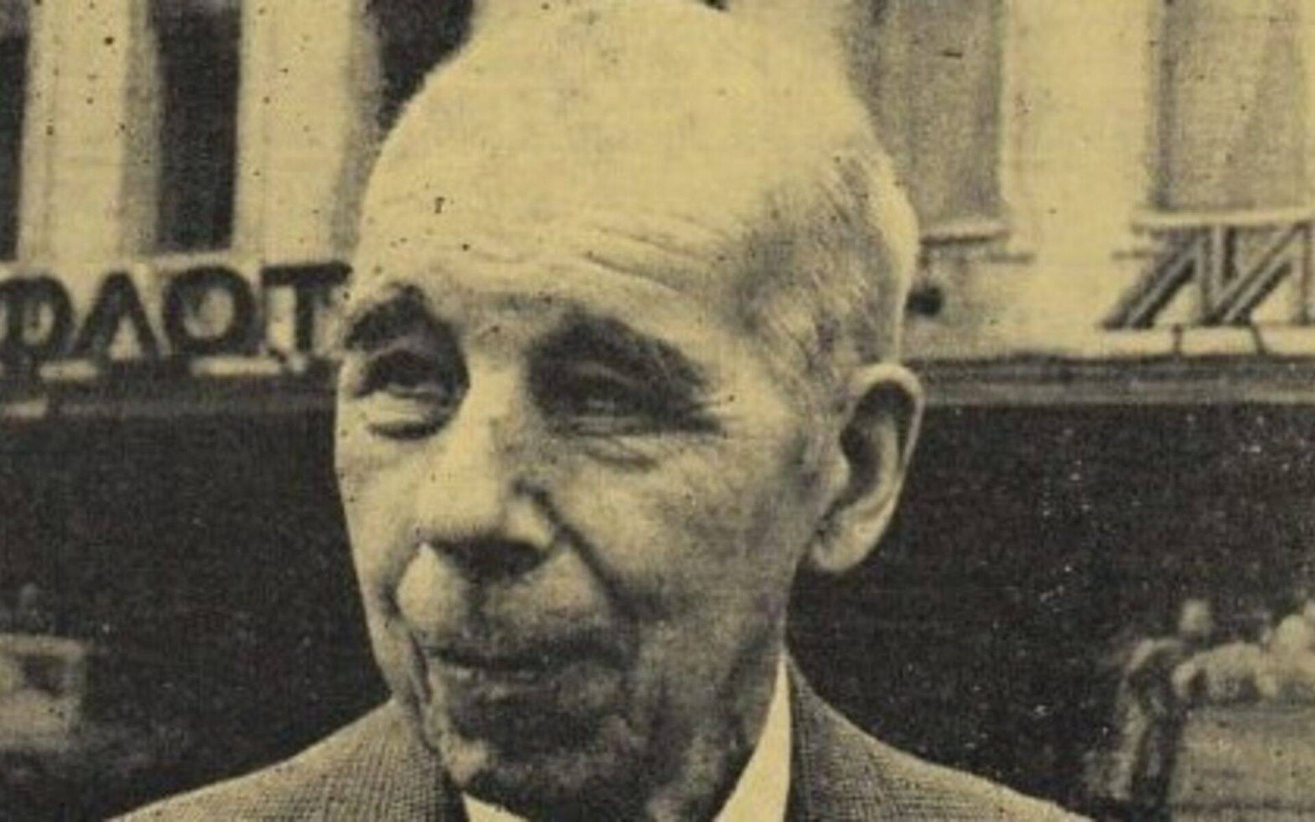 Nikolai Kultas oma kunagise kohviku ees. Foto Kultase mälestusteraamatu kaanelt.