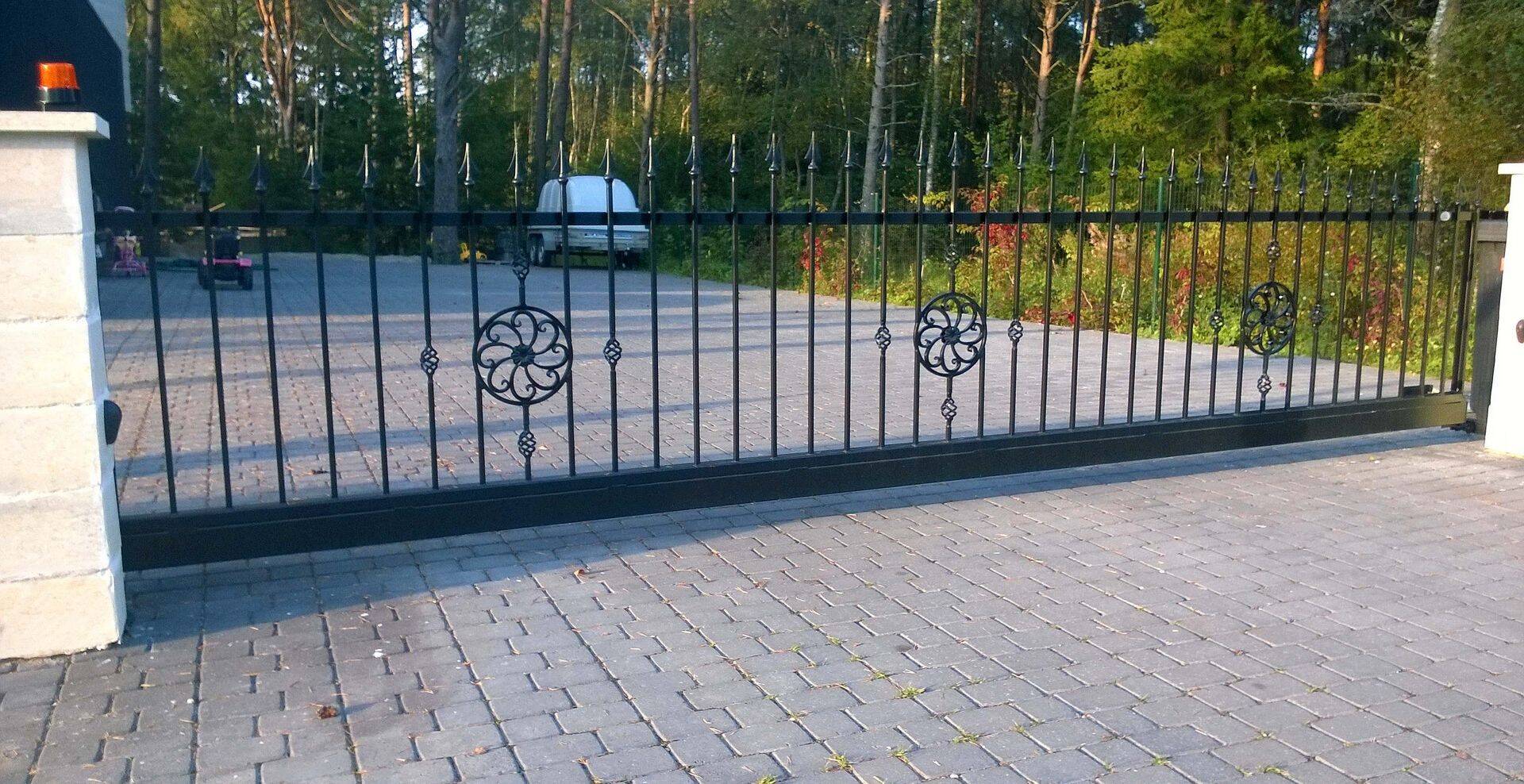 Merihobu liugvärav – lainekujuliselt paigutatud odaotsad viitavad mere lähedusele