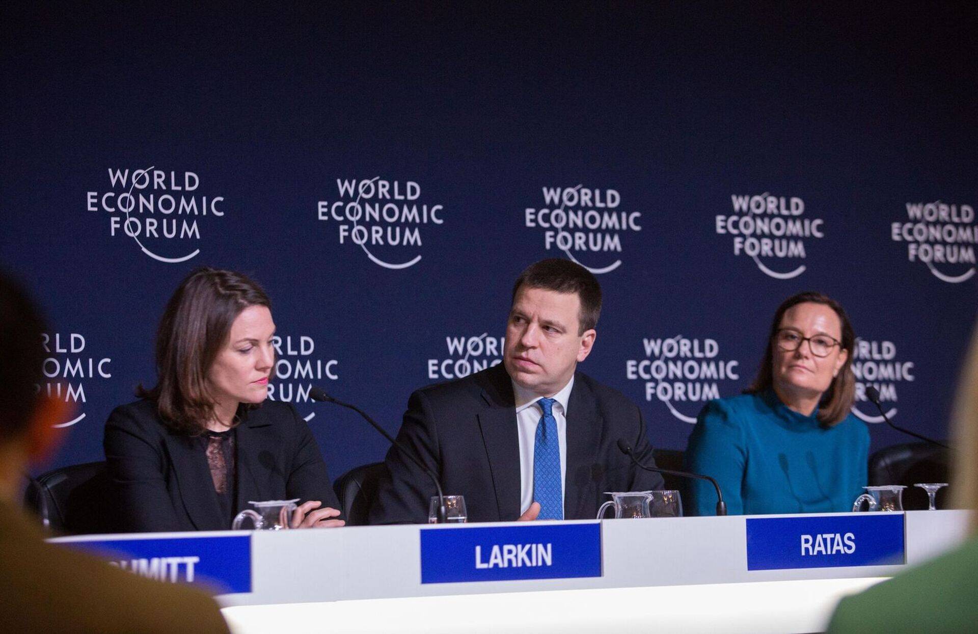 Премьер-министр Юри Ратас (посередине) на Всемирном экономическом форуме в Давосе