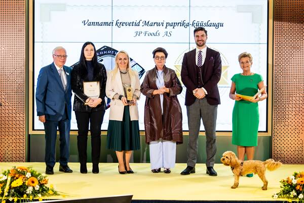 Võitja JP Foods AS autasustamise pildil vasakult Toiduliidu volikogu esimees Veljo Ipits, JP Foods AS tootmisjuht Kadri Põltsam ja müügijuht Irina Kalinina, Vabariigi Presidendi abikaasa Sirje Karis, regionaal- ja põllumajandusminister Henrik Johannes Terras, Toiduliidu juht Sirje Potisepp, ministri koer.