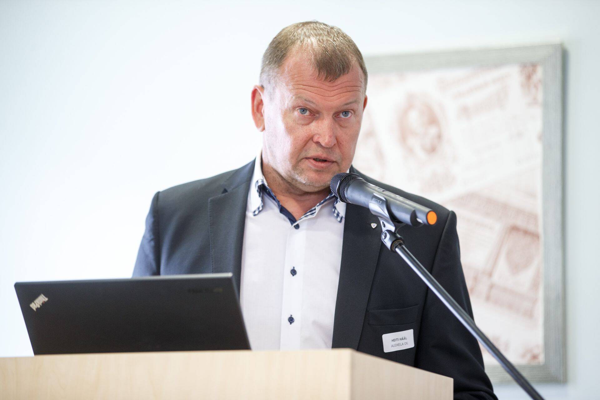 Alexela Grupi juhatuse esimees Heiti Hääl märkis, et tänast Alexela juhtide koosolekut ei saa tagantjärele nimetada kriisikoosolekuks, hoolimata sellest, et kütuse jaemüüjat painab peale viiruspuhangu eriolukorra ka naftahindade järsk langus.