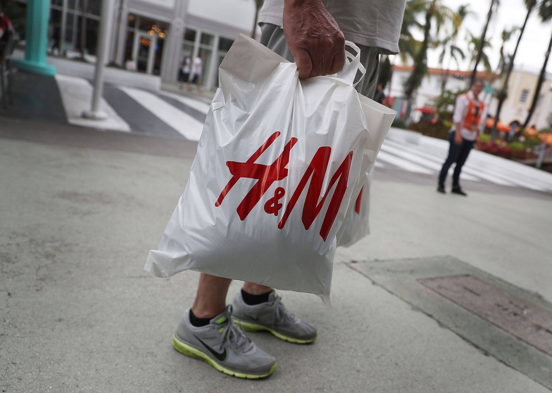 H&M alustas aastat räige reklaamiapsuga.