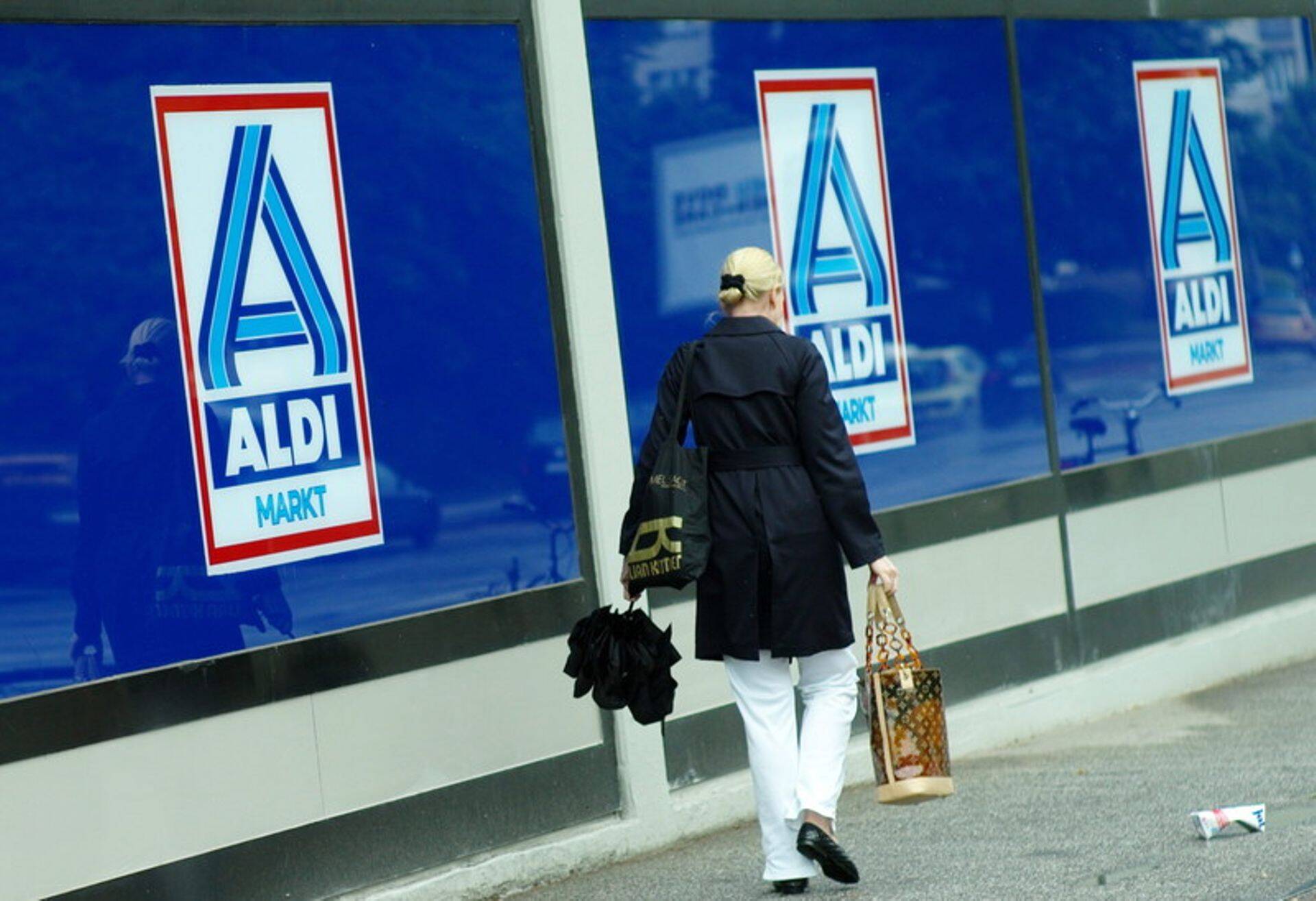 Aldi astub Wal-Martile valusalt kandadele