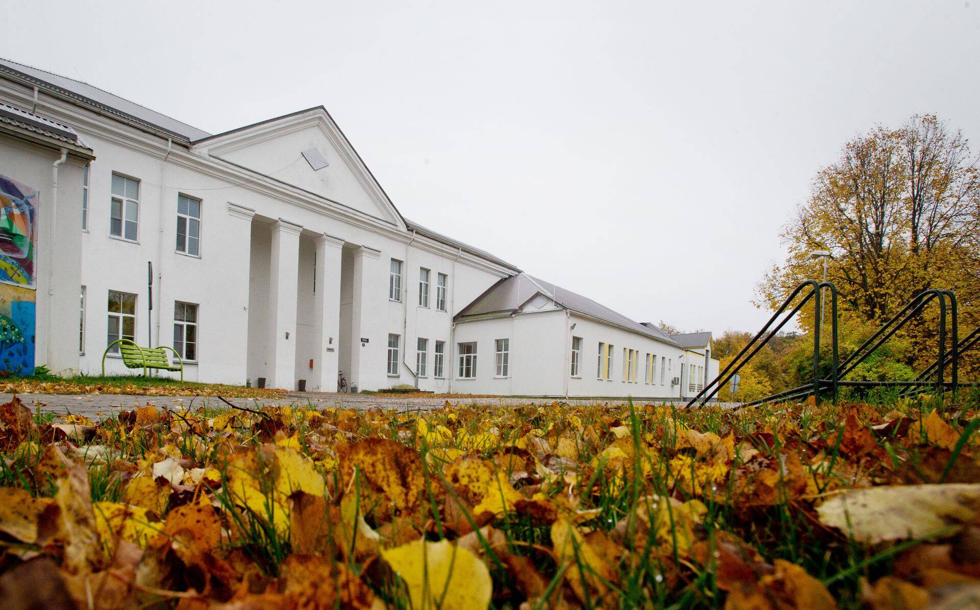 Hiiumaa haigla sügisel.