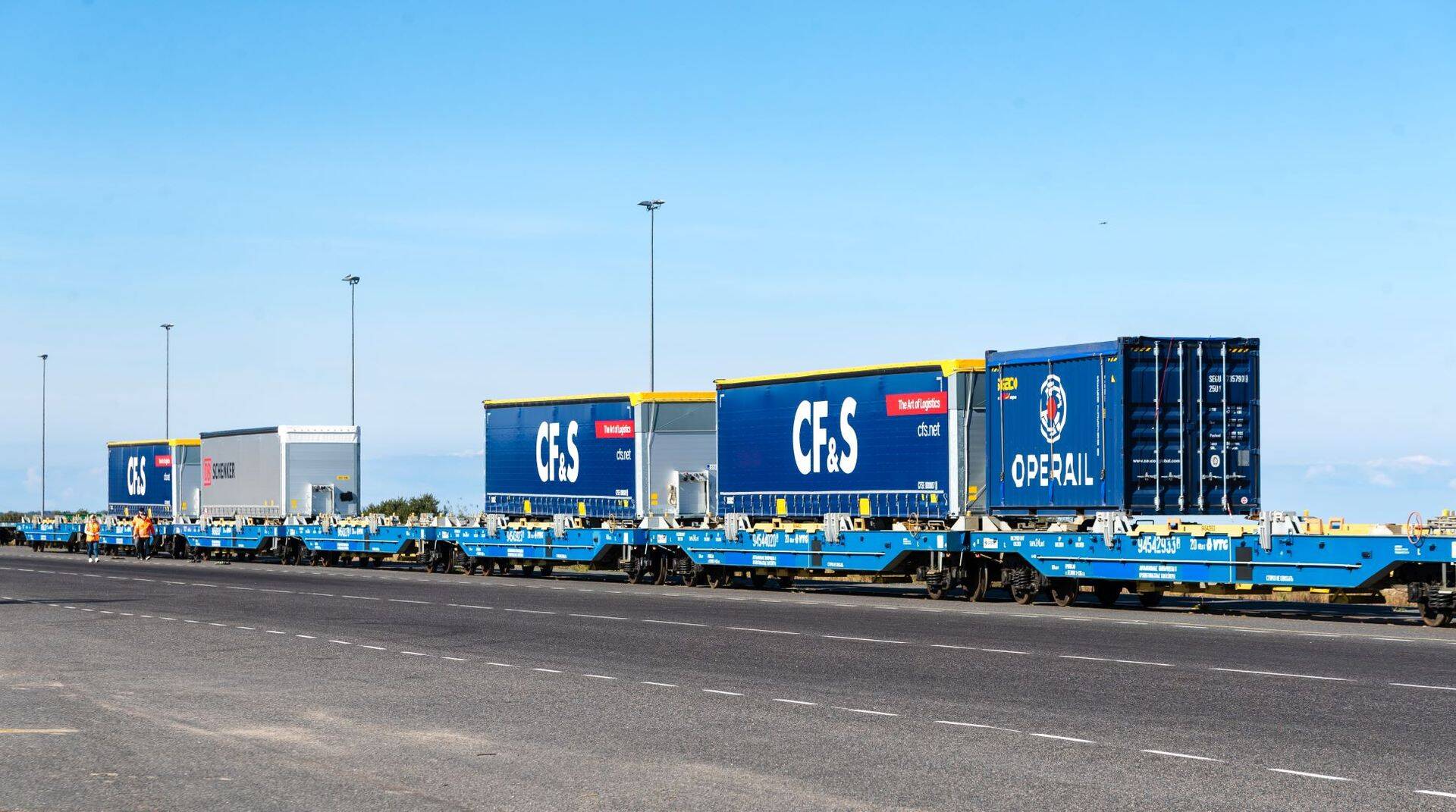 Прицепы самых первых клиентов «Янтарного поезда», логистических компаний DB Schenker и CF&S, вчера были погружены на пути в порту Мууга.