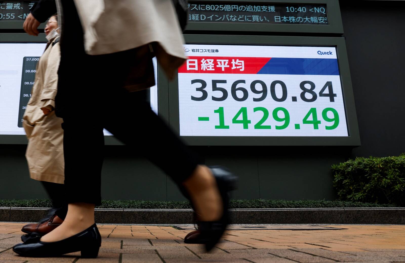 Jaapani peamised börsiindeksid langesid esmaspäeval kuni 4 protsenti.