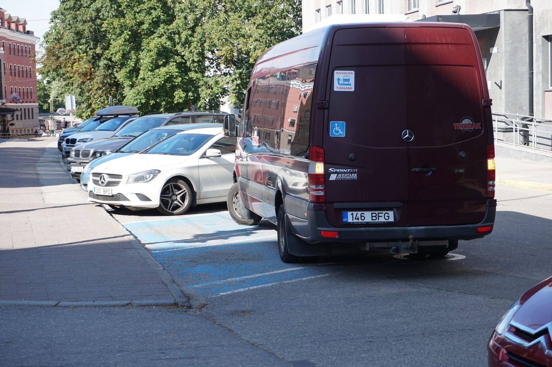 Parkimiskohtadest on kibe puudus kõigis Tallinna linnaosades.