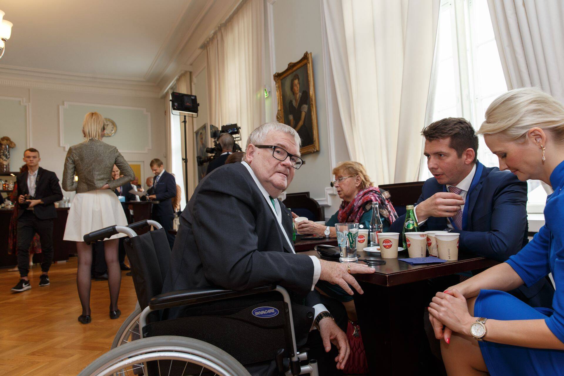 Edgar Savisaar vestlemas erakonnakaaslaste Martin Repinski ning Siret Kotka-Repinskiga.