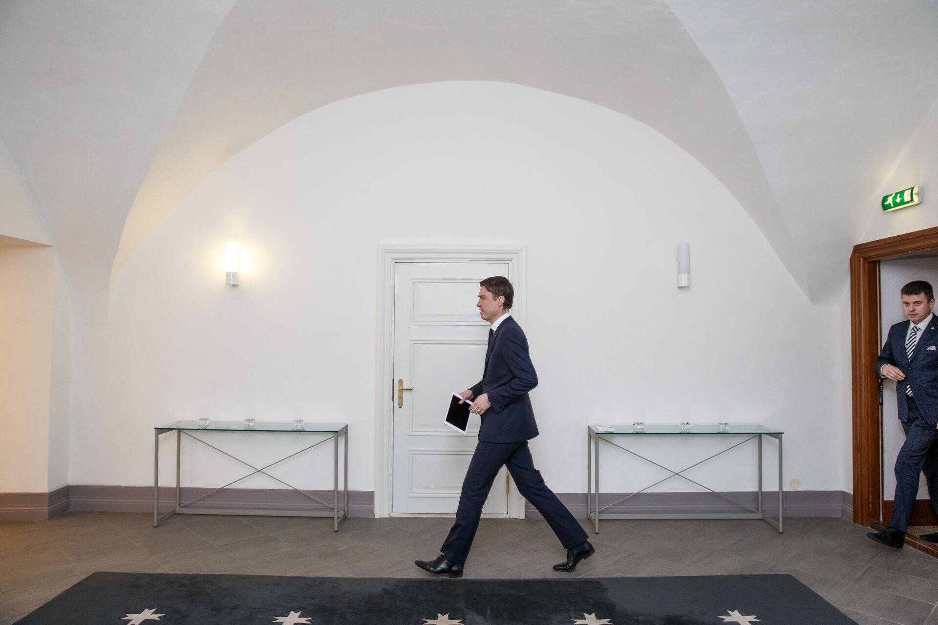 Peaminister Taavi Rõivase juhitav valitsus otsustas eraldada 6,2 miljonit eurot, et kompenseerida Estonian Airi klientidele ostetud piletid.