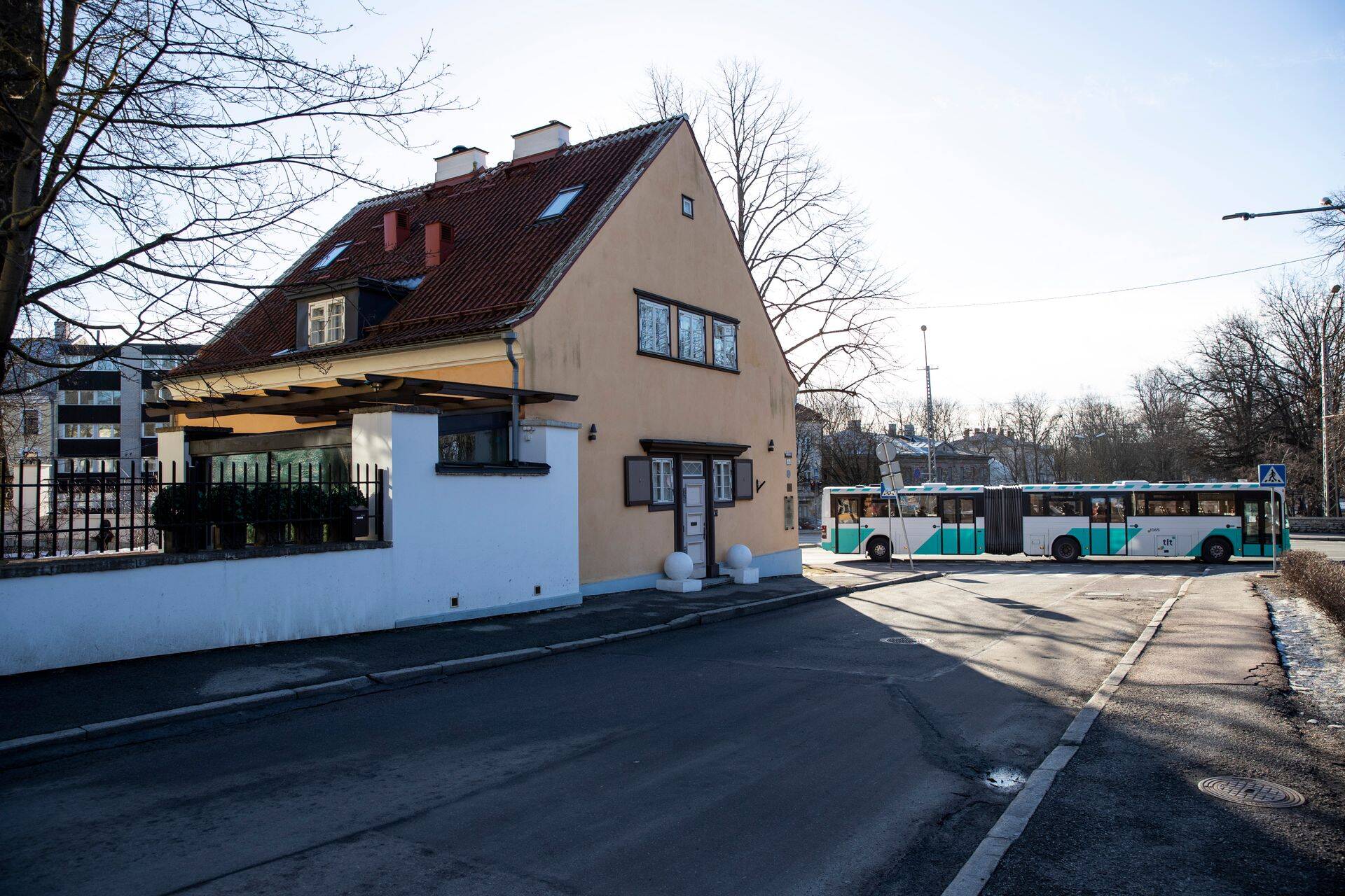 Varem IRL-ile kuulunud maja Wismari ja Toompuiestee tänavate nurgal.