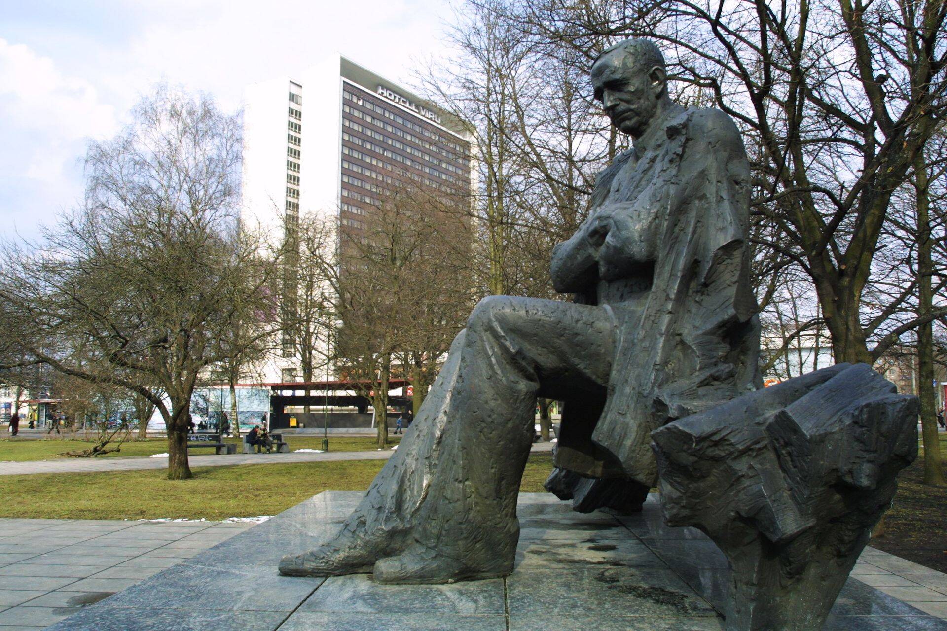 Tammsaare parki  ehitatud paviljoni ehitamisel hukkunud inimese surma põhjustamises esitas prokuratuur süüdistuse kolmele ettevõttele ja nende esindajatele