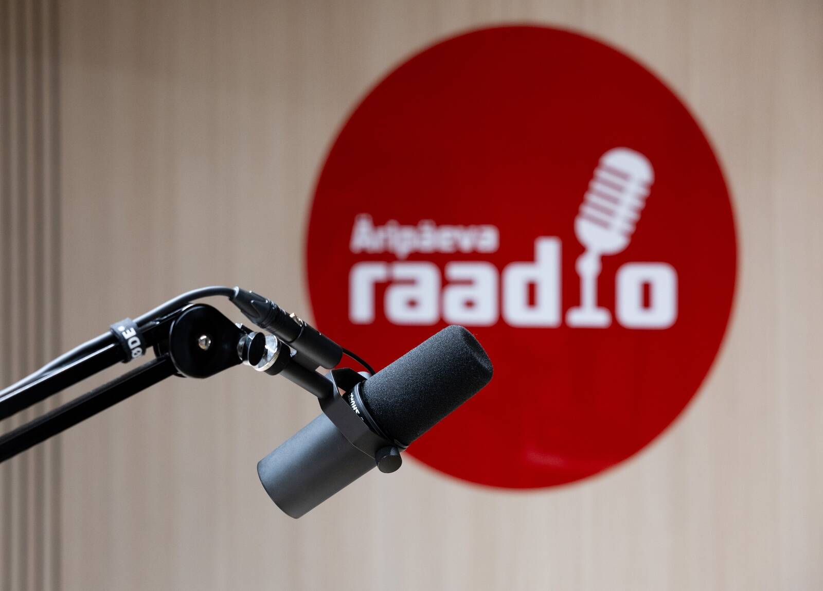 Äripäeva raadio on teadaolevalt esimene raadio Eestis, kus uudiseid loeb tehisintellekt.