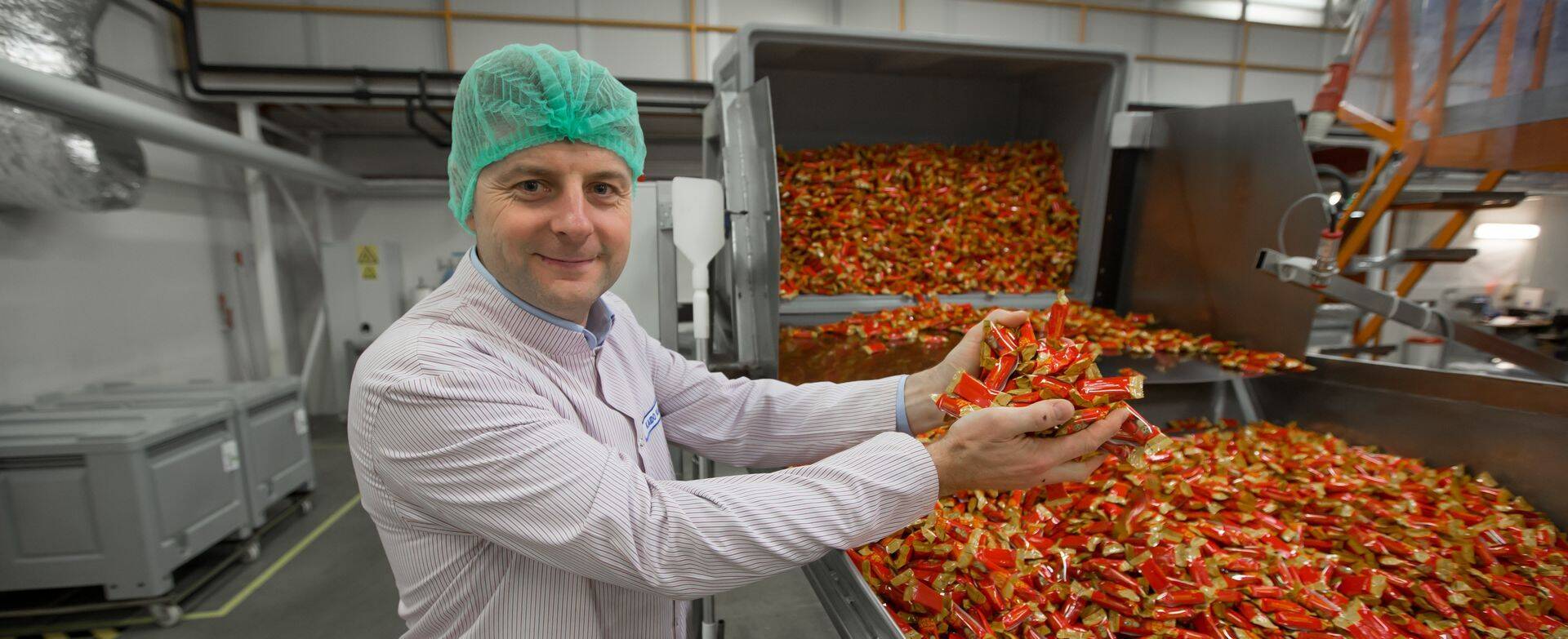 Kalevi juht Kaido Kaare kommivabriku tootmisruumidess.