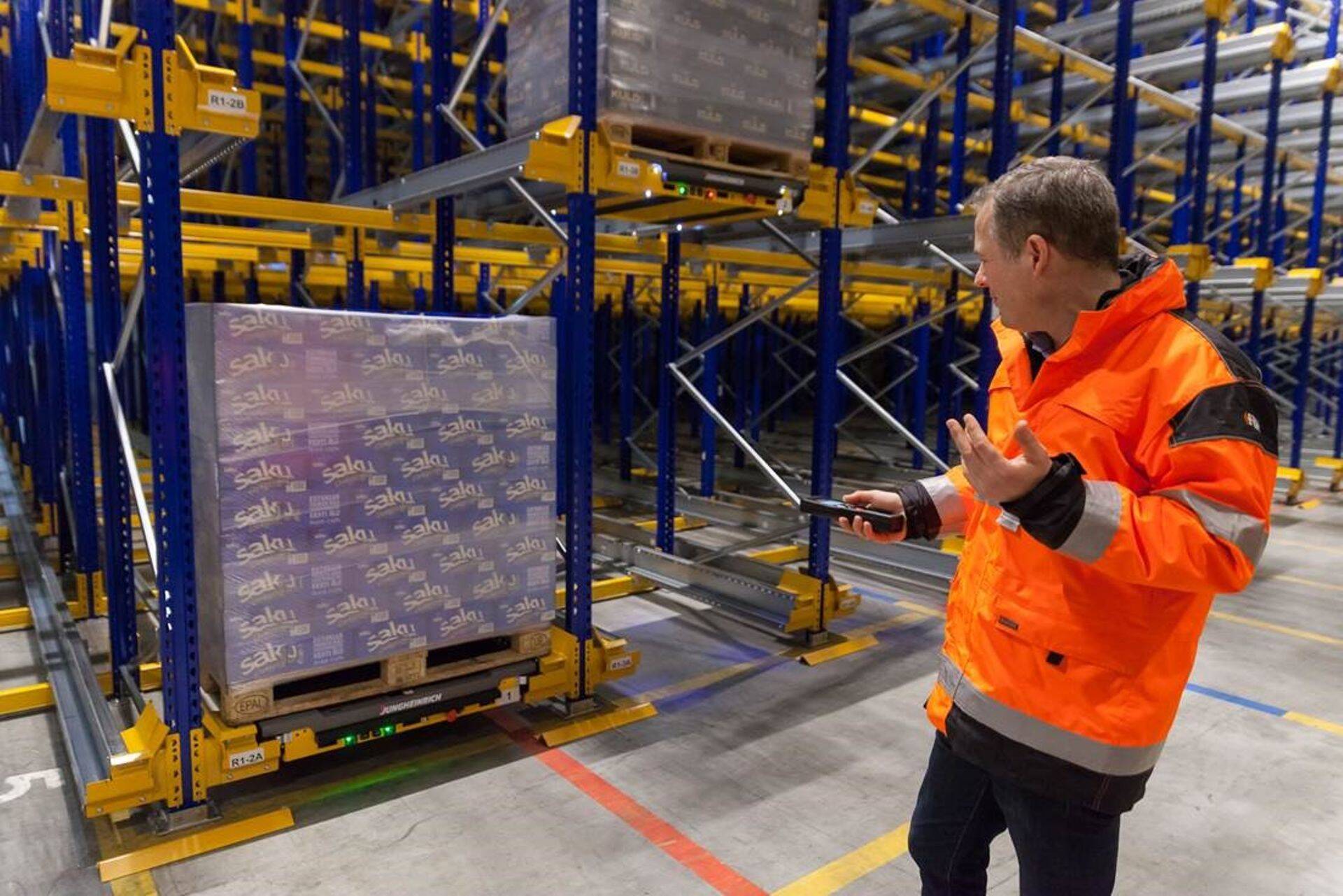 Jungheinrichi tarnitud uus automatiseeritud süsteem võimaldab efektiivselt kasutada riiulite sügavust ja laohoone kõrgust - riiulis opereerib kaubaalustega robotliikur.