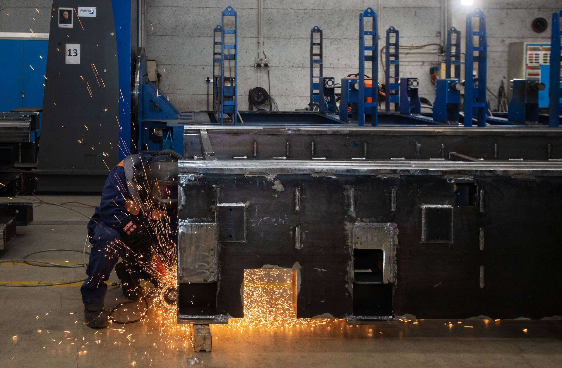 У нас используются различные манипуляторы и поворотные устройства фирмы PEMA, которые позволяют без дополнительных устройств поворачивать тяжелые сварные конструкции в максимально удобное для сварщика положение.