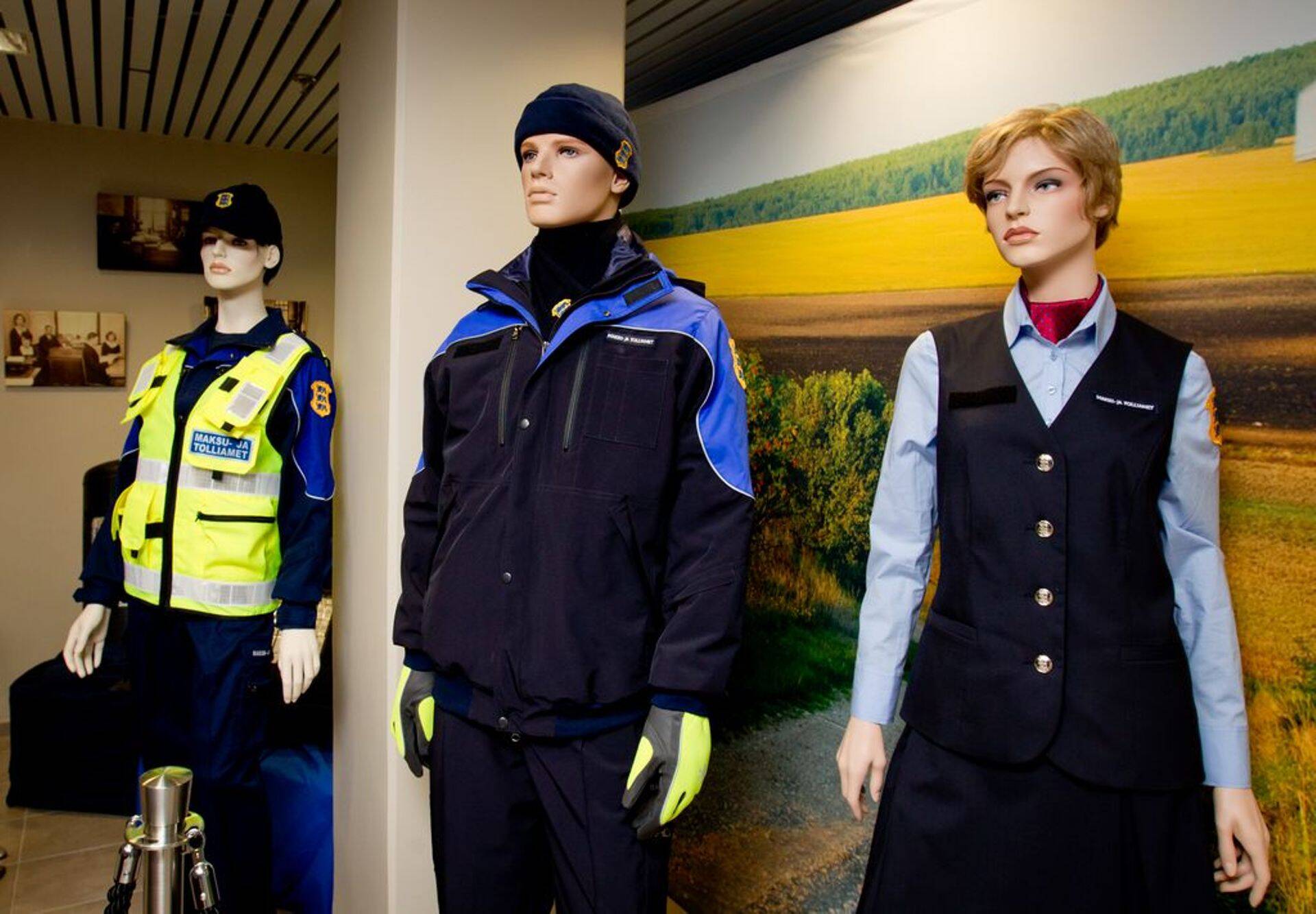 Maksuametnike riietus esitletuna maksu- ja tolliameti peakontori fuajees.
