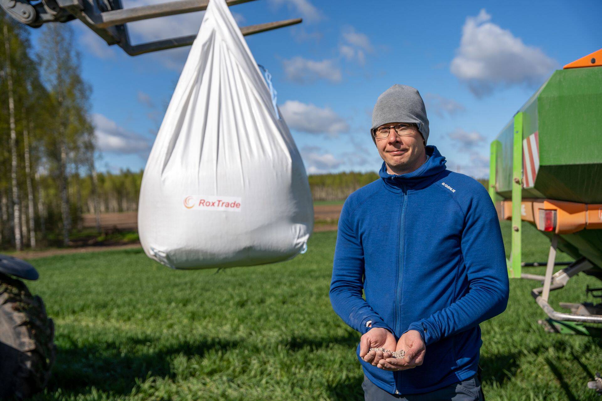Paali Seemnekeskuse juht, agronoom Erik Paalman uut väetist katsetamas.