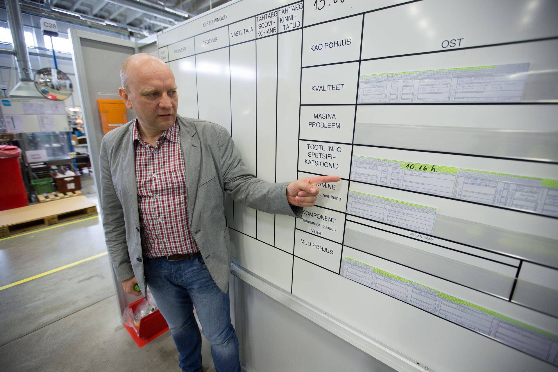 Ensto Enseki Keila tehaste tootmisjuht Aivar Gutman rääkis muutustest, mida tõi kaasa tehasesse hirmuäratava nimega War Roomi ehk sõjatoa püsti panemine. Pildistatud Ensto Enseki Keila tehases.
