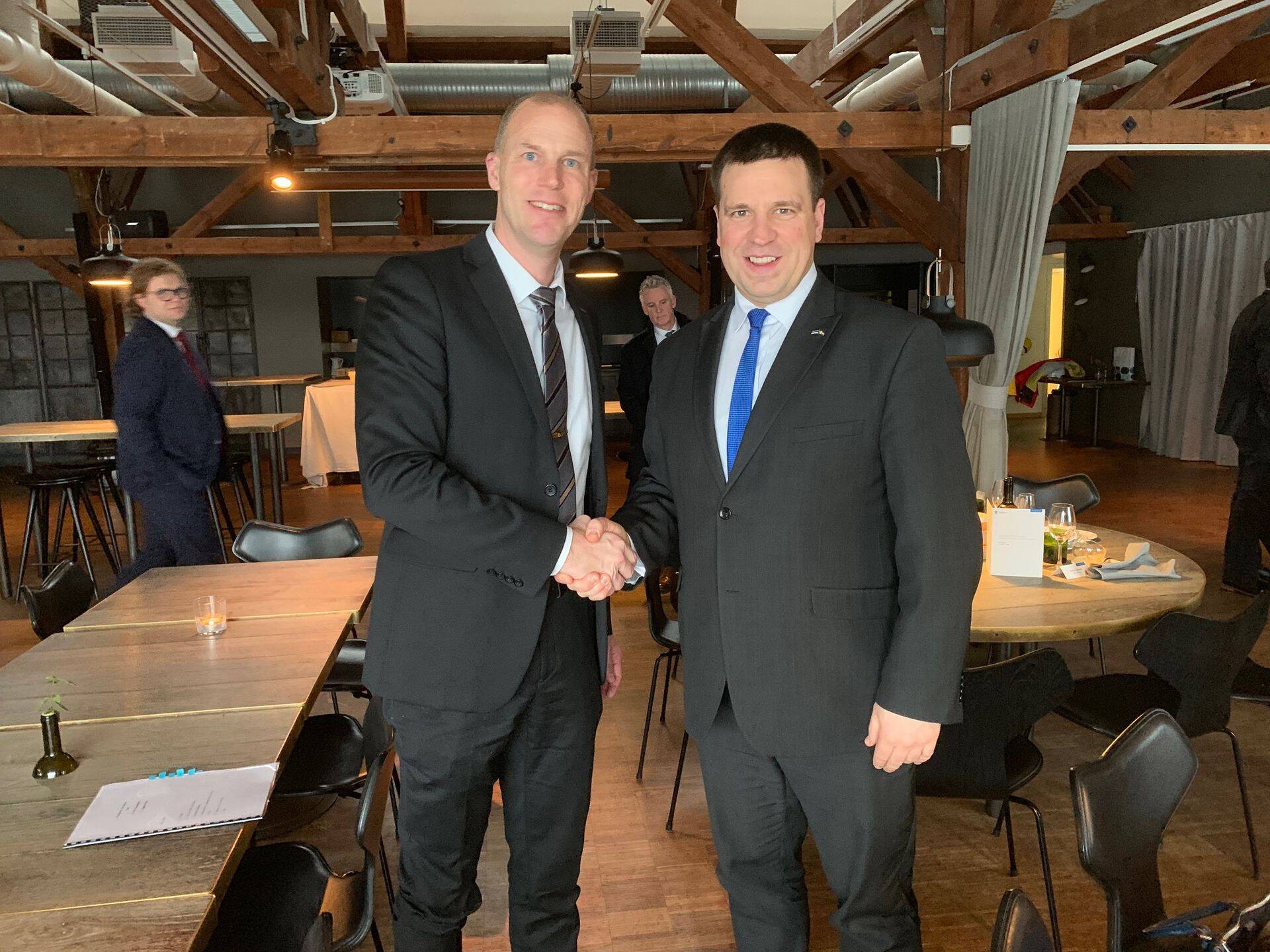 Väderstadi müügidirektor Mattias Hovnet ja Eesti peaminister Jüri Ratas.